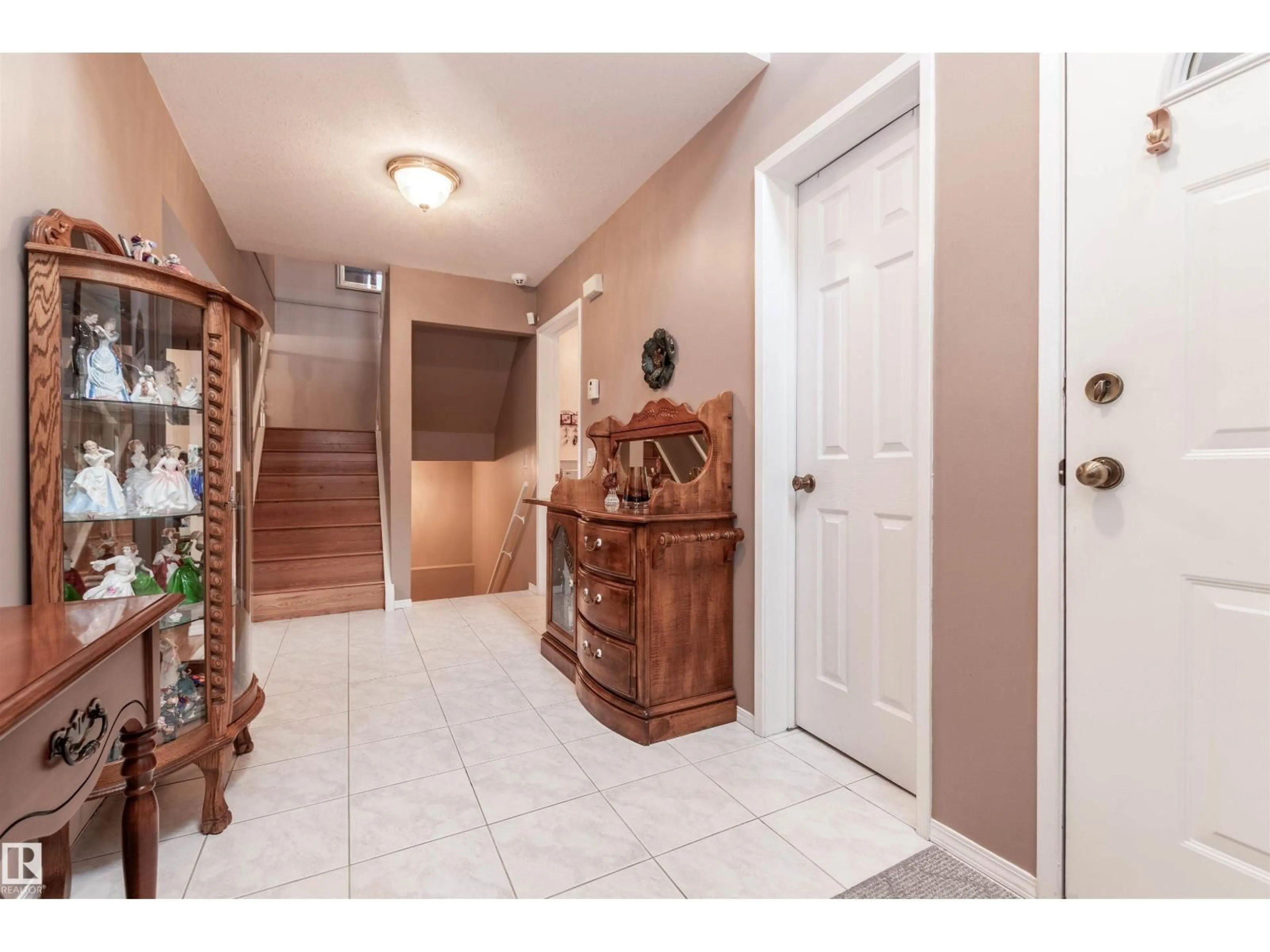 Indoor entryway for 60 WOODSTOCK DR, Sherwood Park Alberta T8A4C3