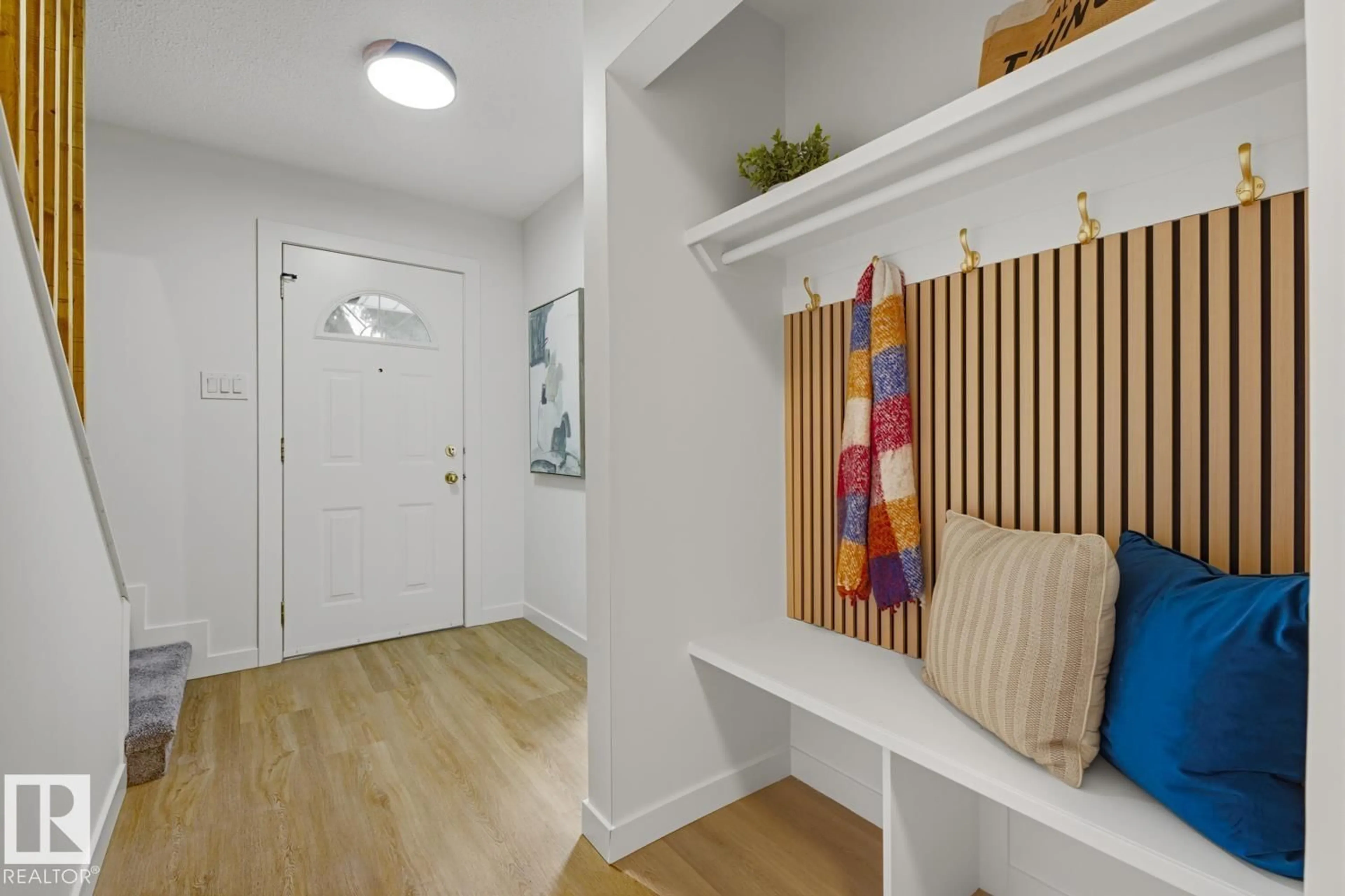 Indoor entryway for 7D CALLINGWOOD CO, Edmonton Alberta T5T0H5