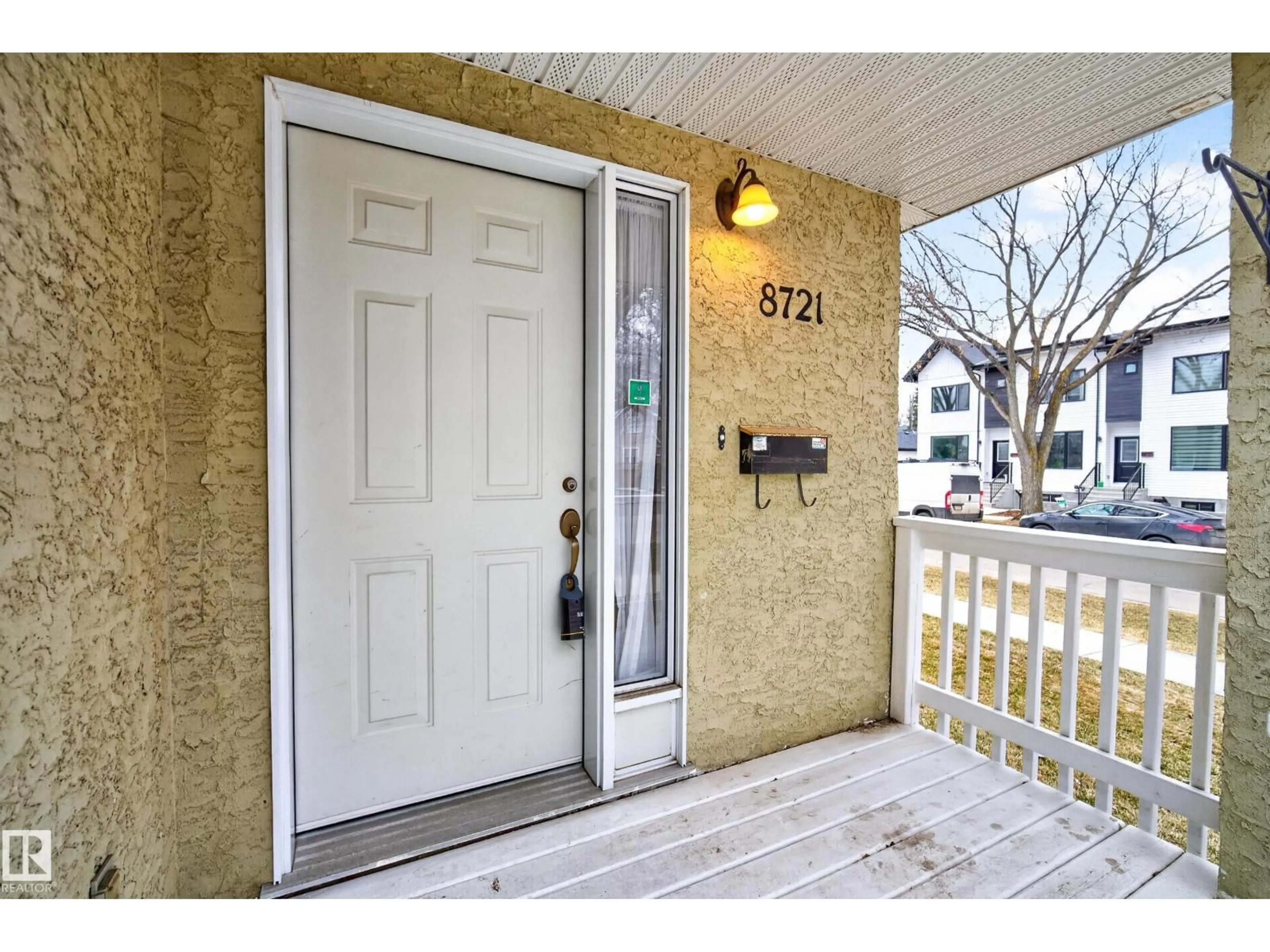 Indoor entryway for 8721 88 AV, Edmonton Alberta T6C1J4