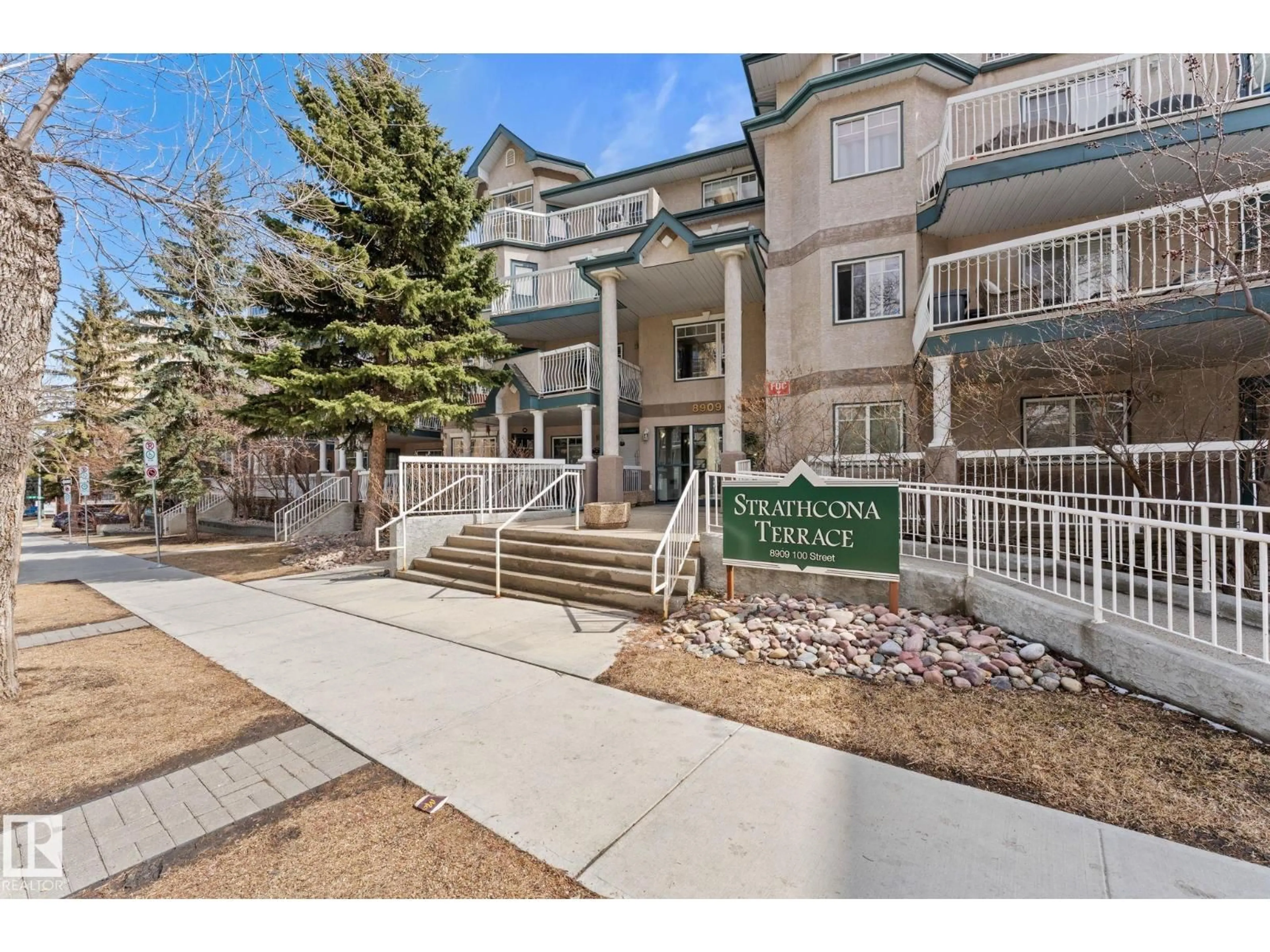 Indoor foyer for #203 - 8909 100 ST, Edmonton Alberta T6E6T4