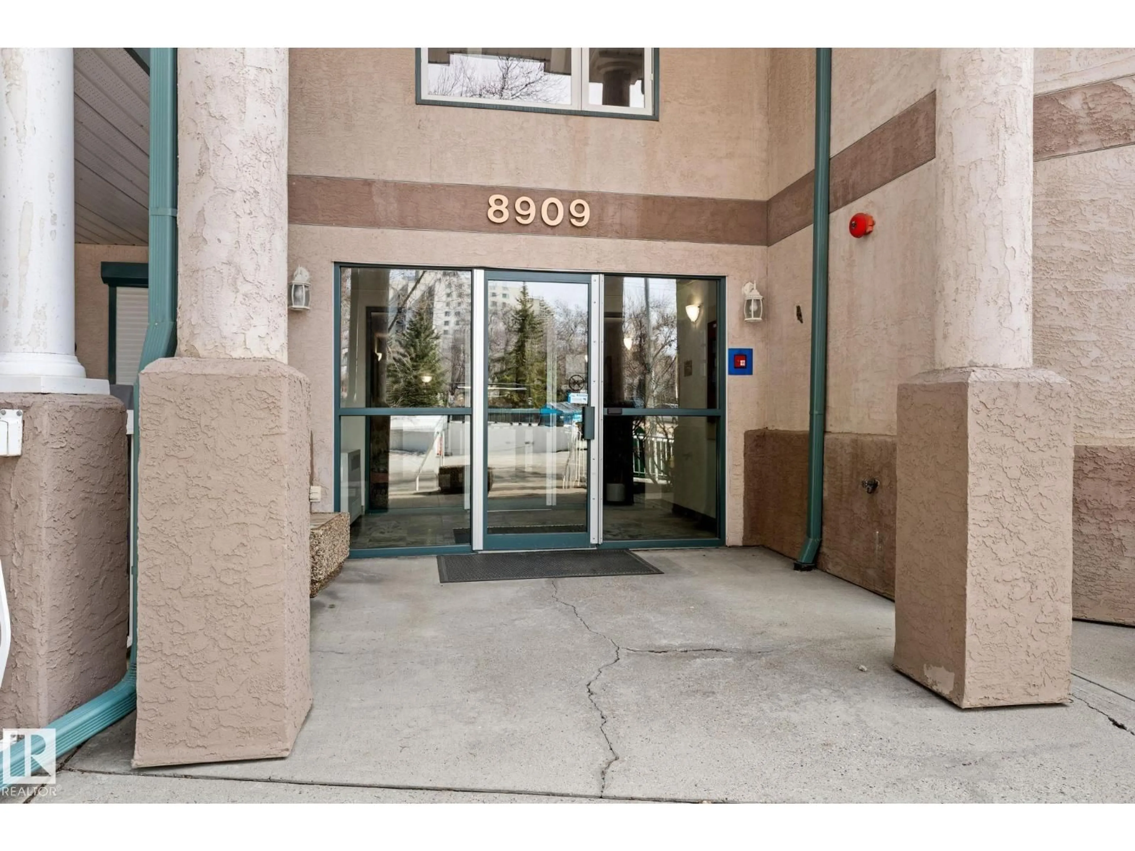 Indoor foyer for #203 - 8909 100 ST, Edmonton Alberta T6E6T4