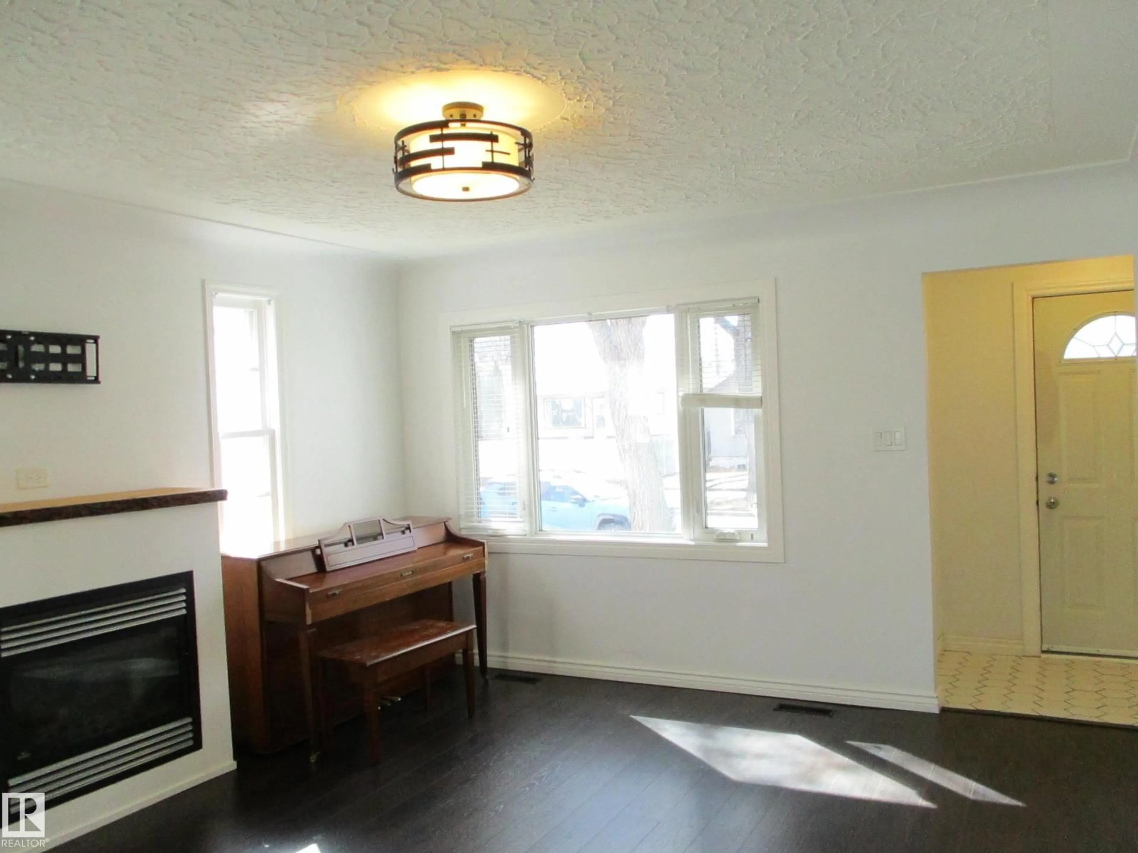 A pic of a room for 12115 64 ST, Edmonton Alberta T5W4J8