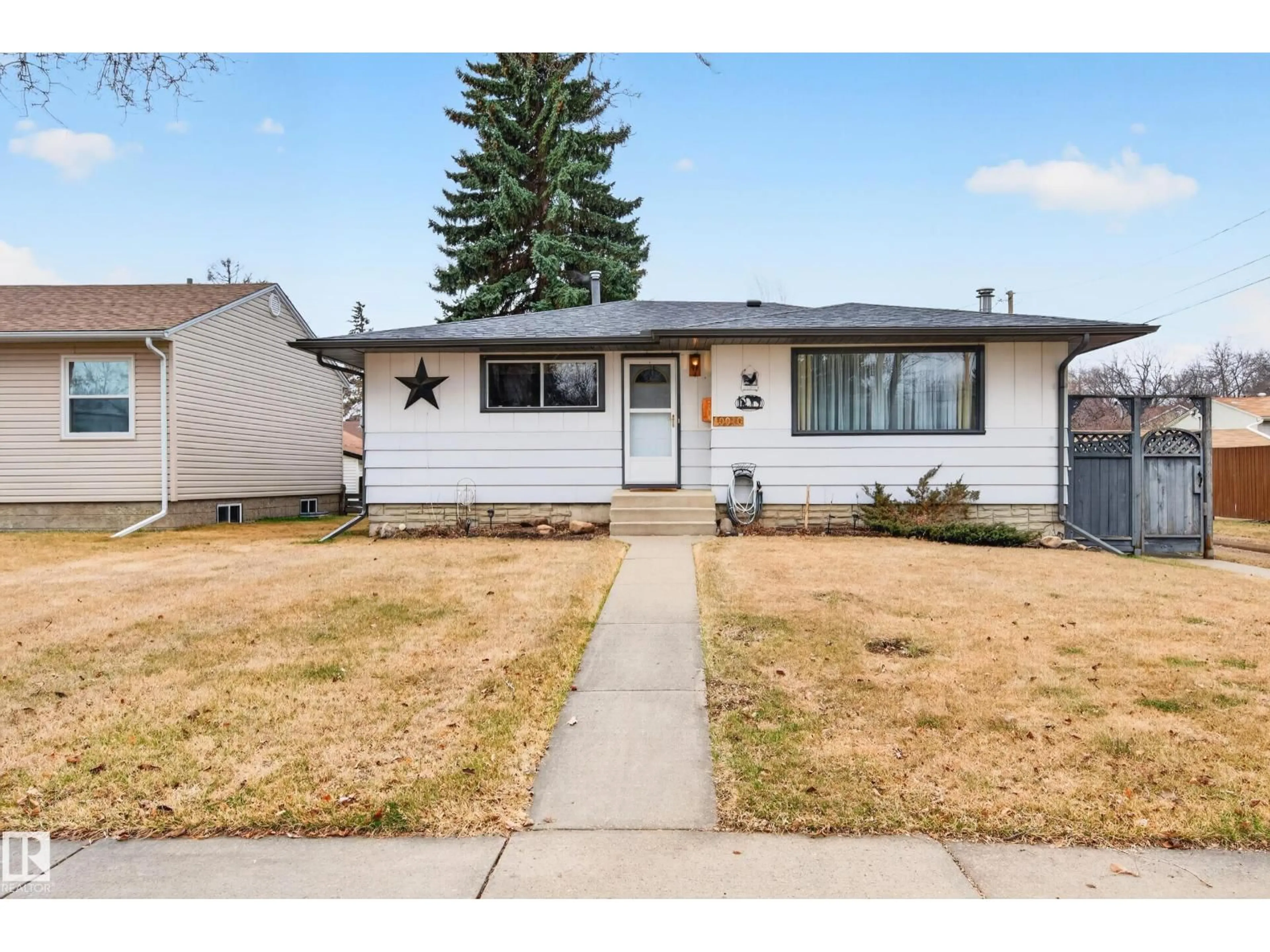 Home with vinyl exterior material, street for 10010 105 ST, Fort Saskatchewan Alberta T8L2G4