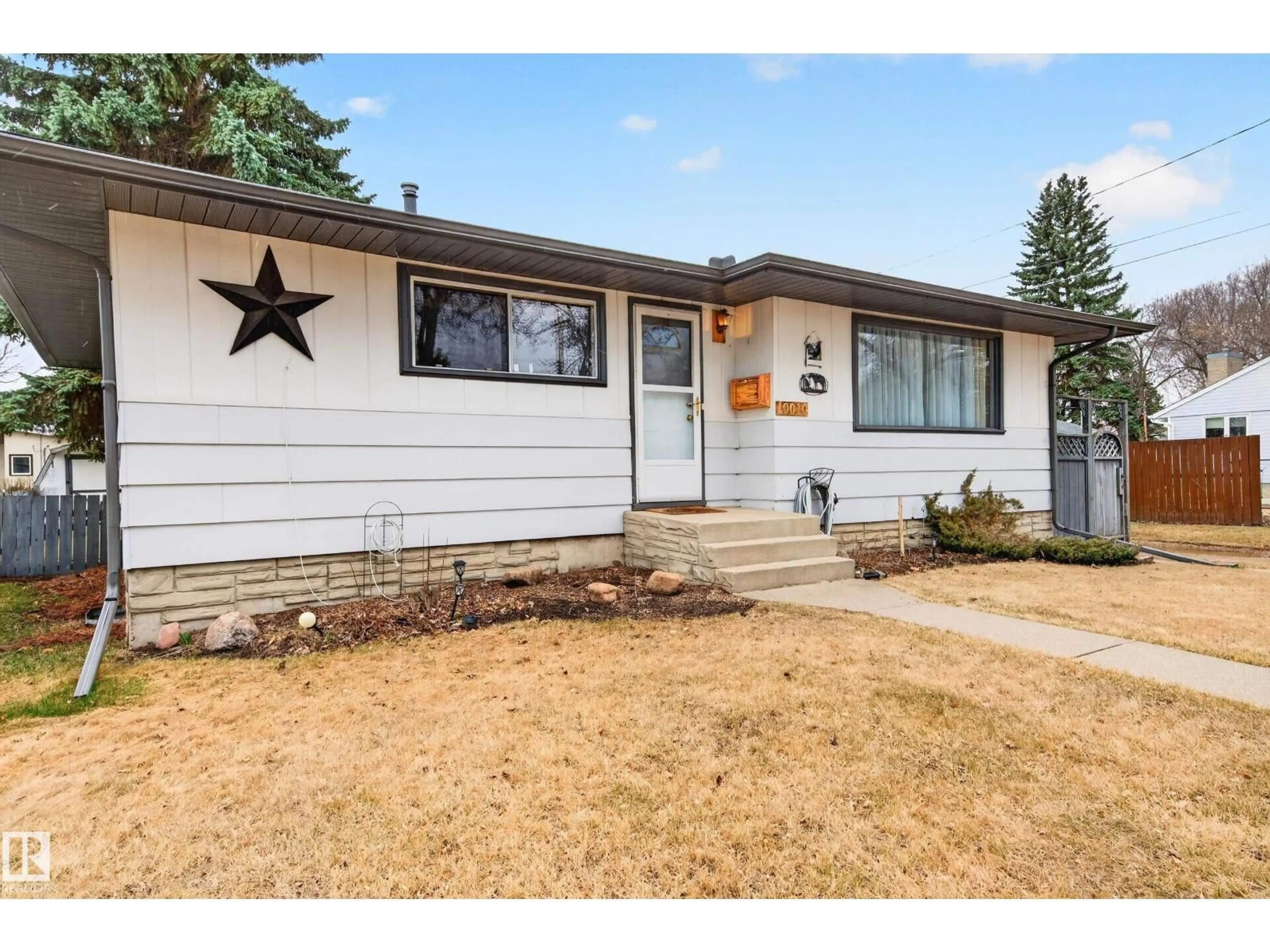 Home with vinyl exterior material, street for 10010 105 ST, Fort Saskatchewan Alberta T8L2G4