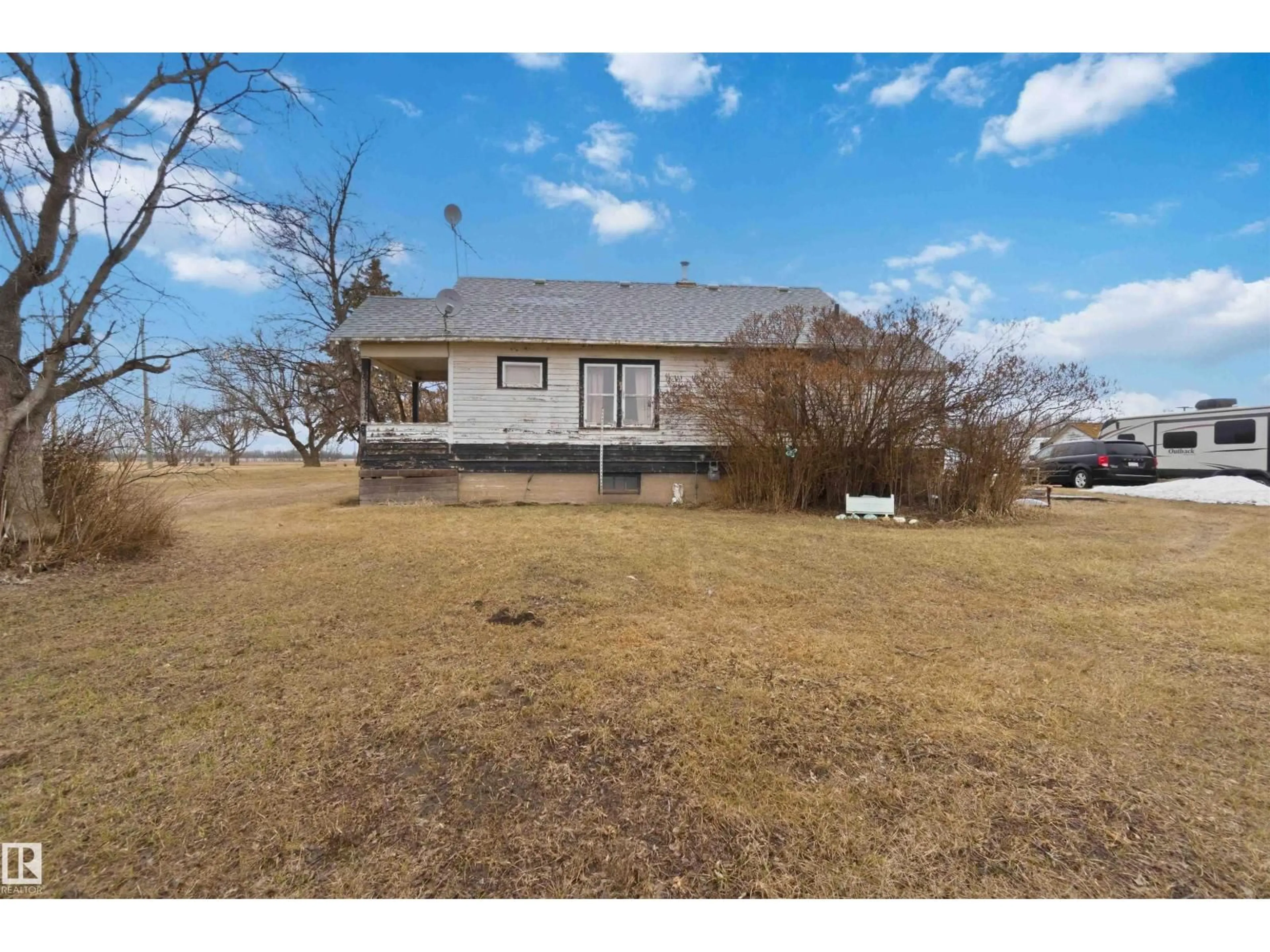 A pic from outside/outdoor area/front of a property/back of a property/a pic from drone, unknown for 58211 RR 215, Rural Thorhild County Alberta T0A2W0