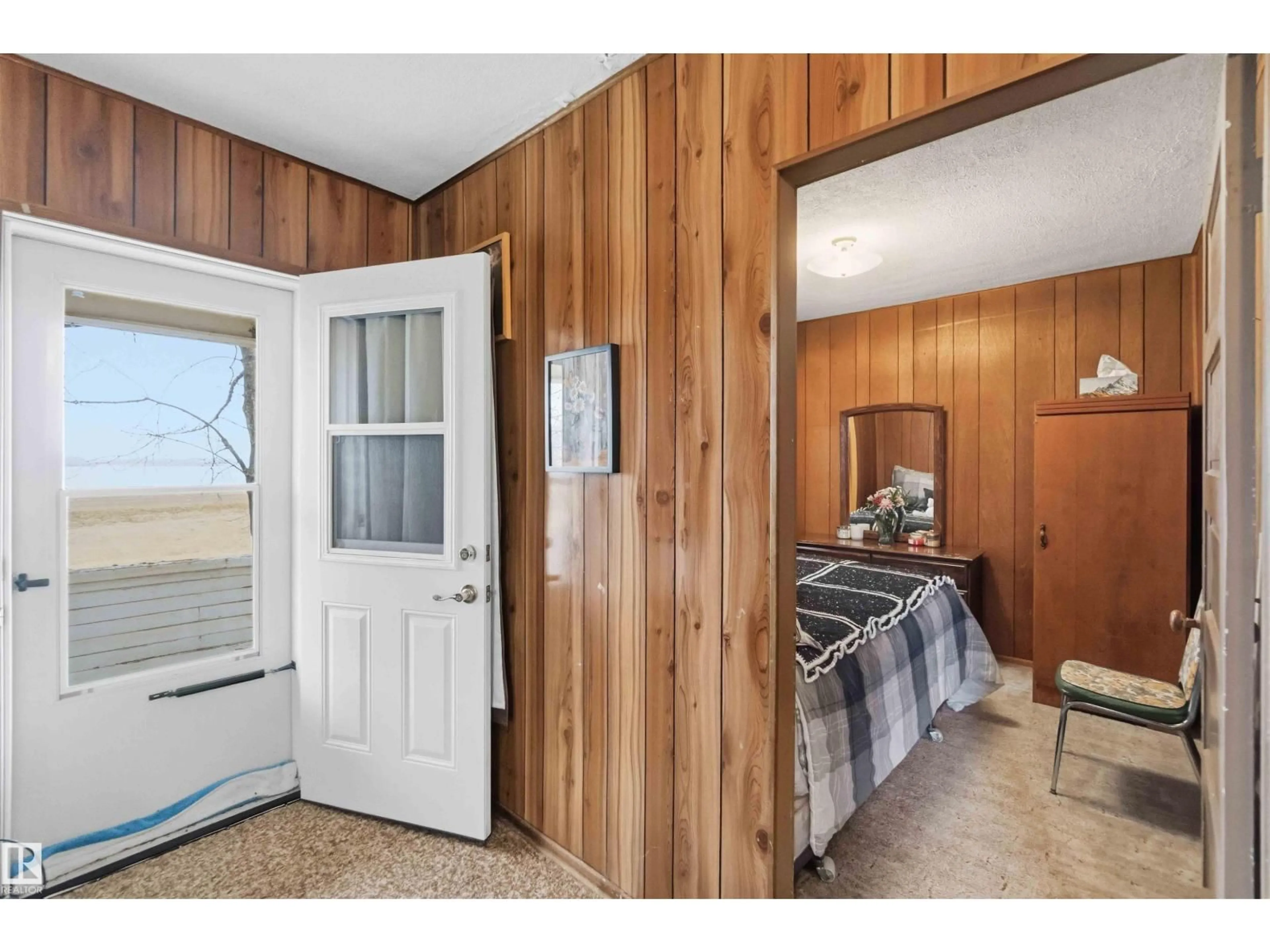 Indoor entryway for 58211 RR 215, Rural Thorhild County Alberta T0A2W0