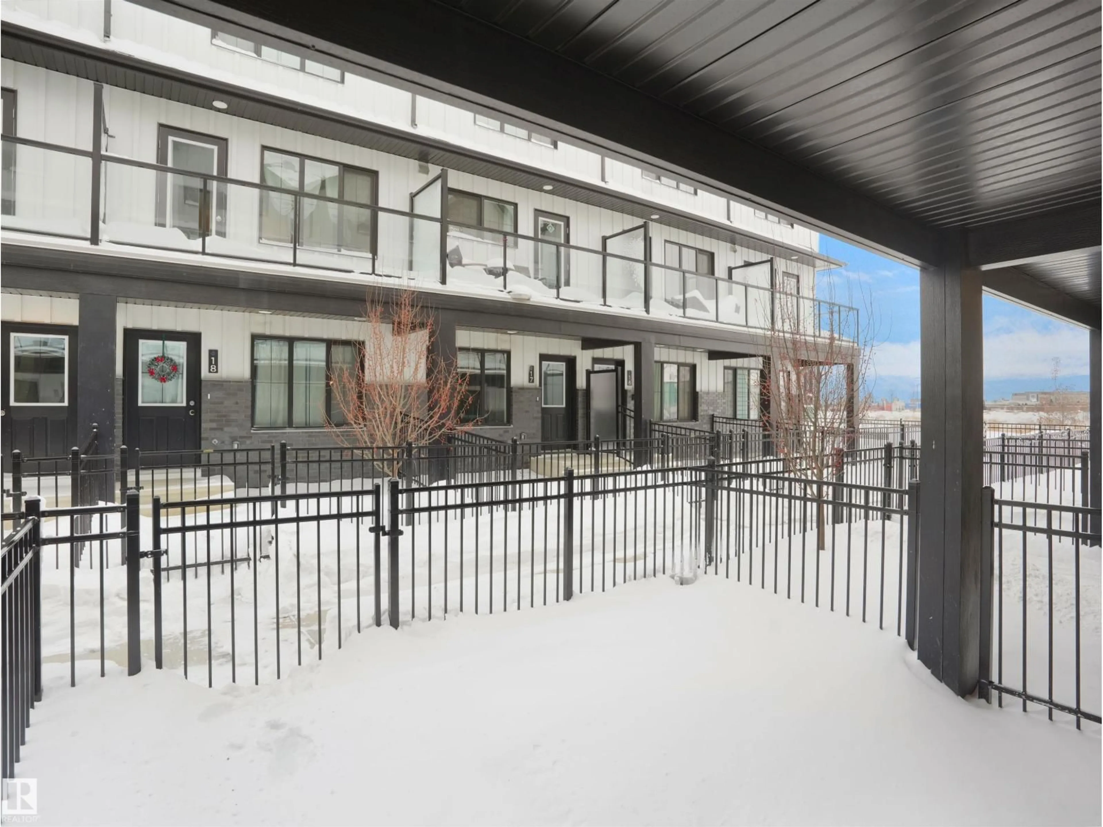Patio, unknown for 11 29 AIRPORT RD NW, Edmonton Alberta T5G2P9