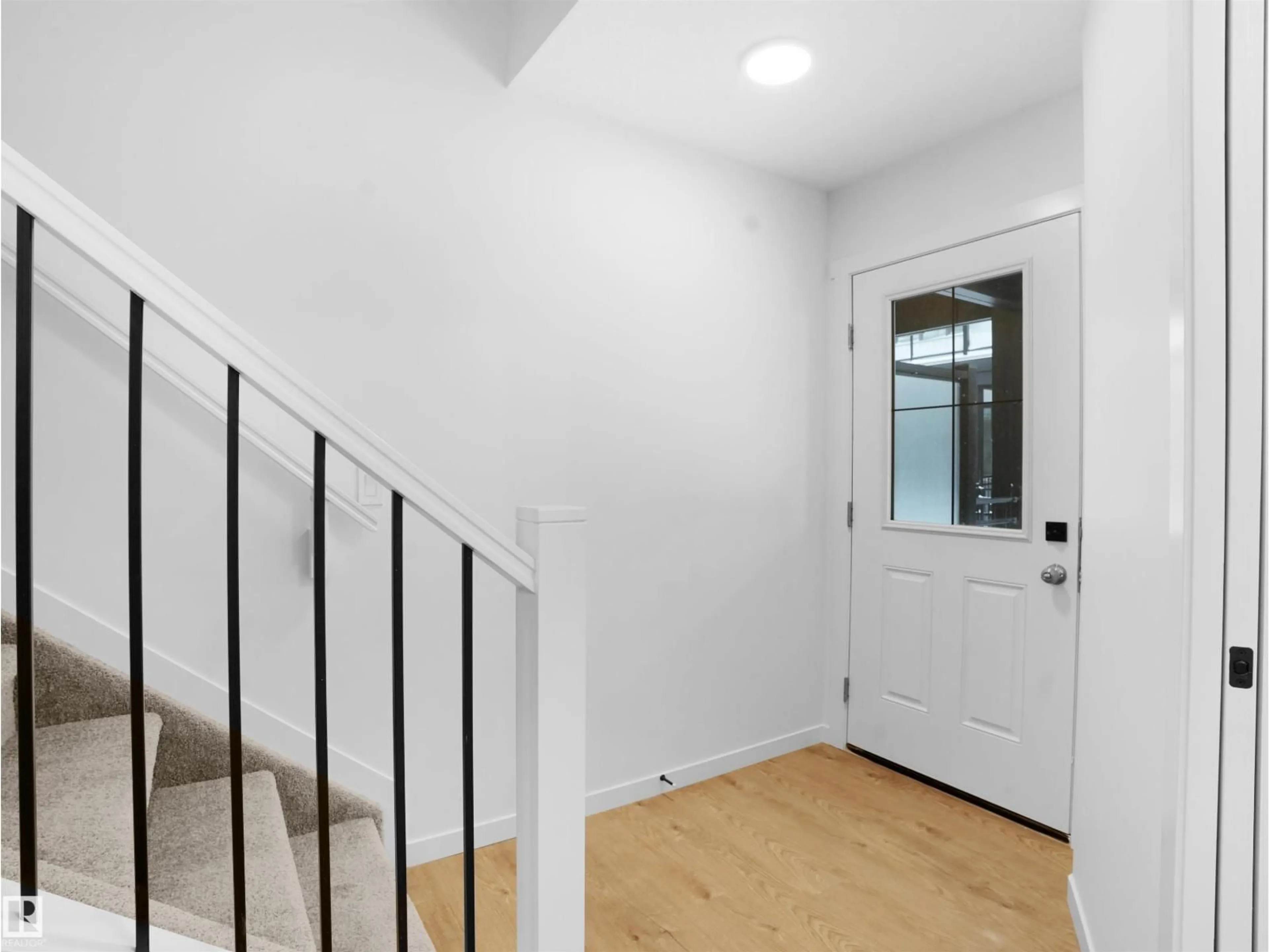 Indoor entryway for 11 29 AIRPORT RD NW, Edmonton Alberta T5G2P9