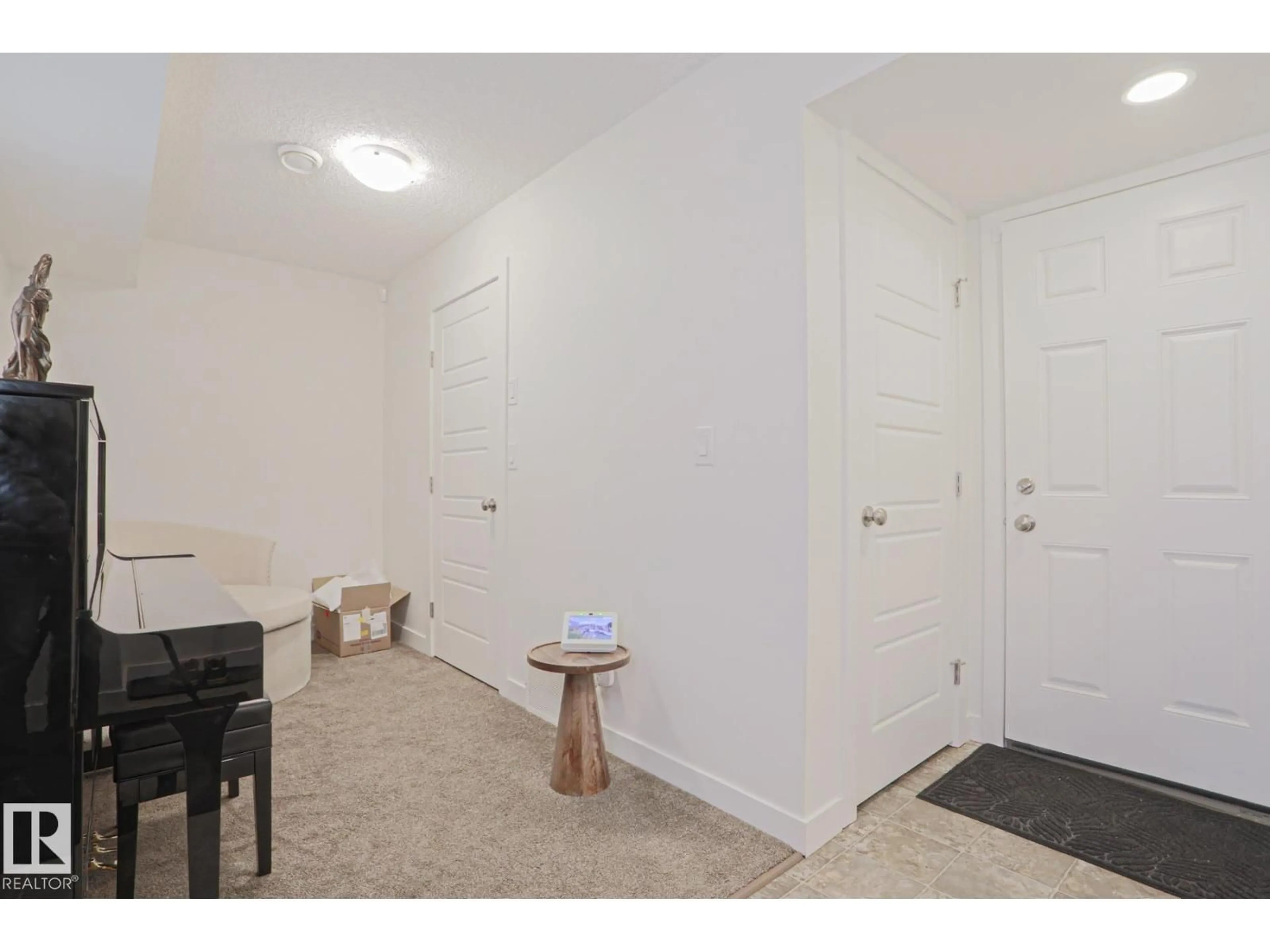 Indoor entryway for 33 16903 68 ST NW, Edmonton Alberta T5Z0R1