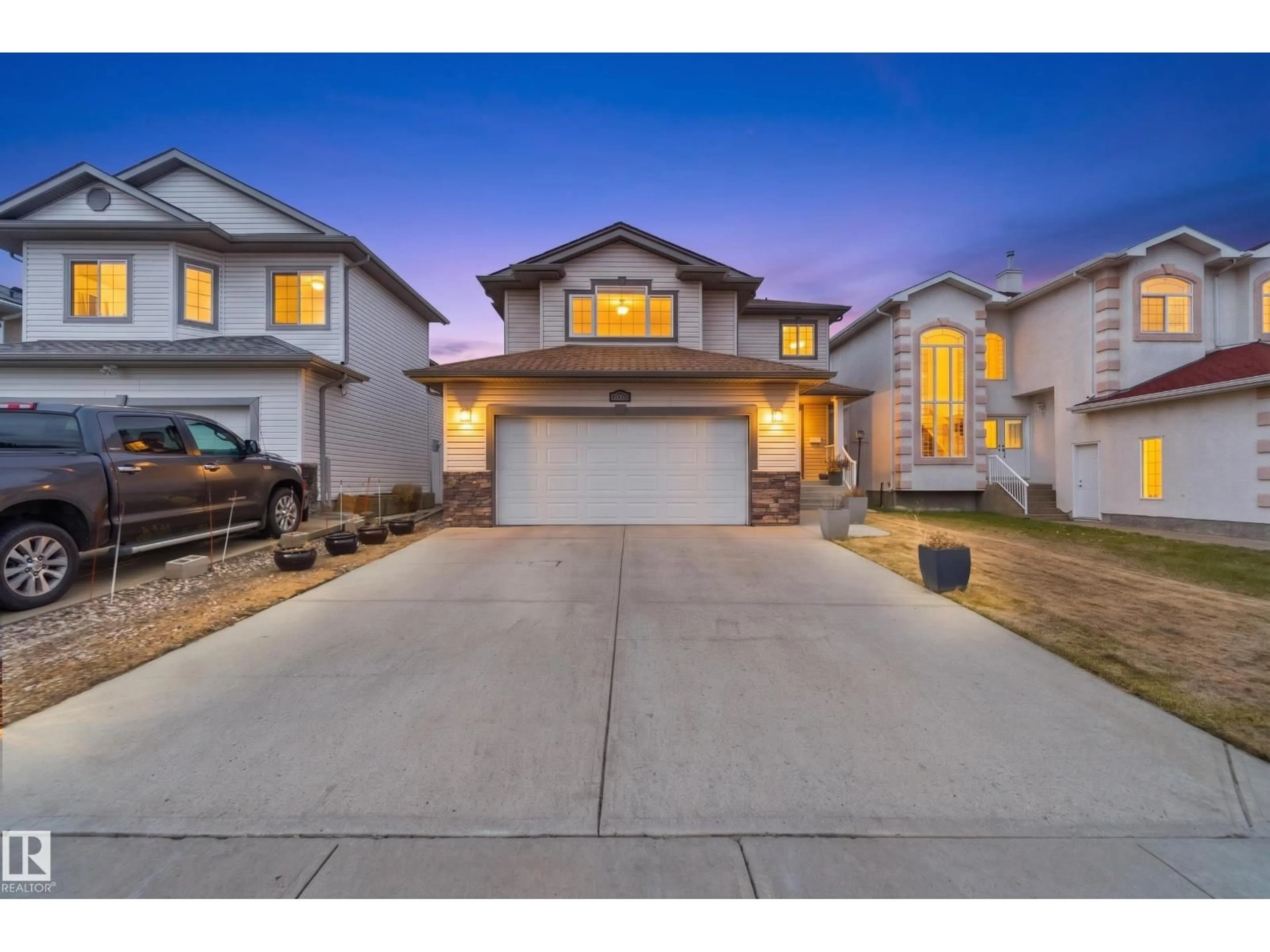 A pic from outside/outdoor area/front of a property/back of a property/a pic from drone, street for 16412 60 ST, Edmonton Alberta T5Y0G4