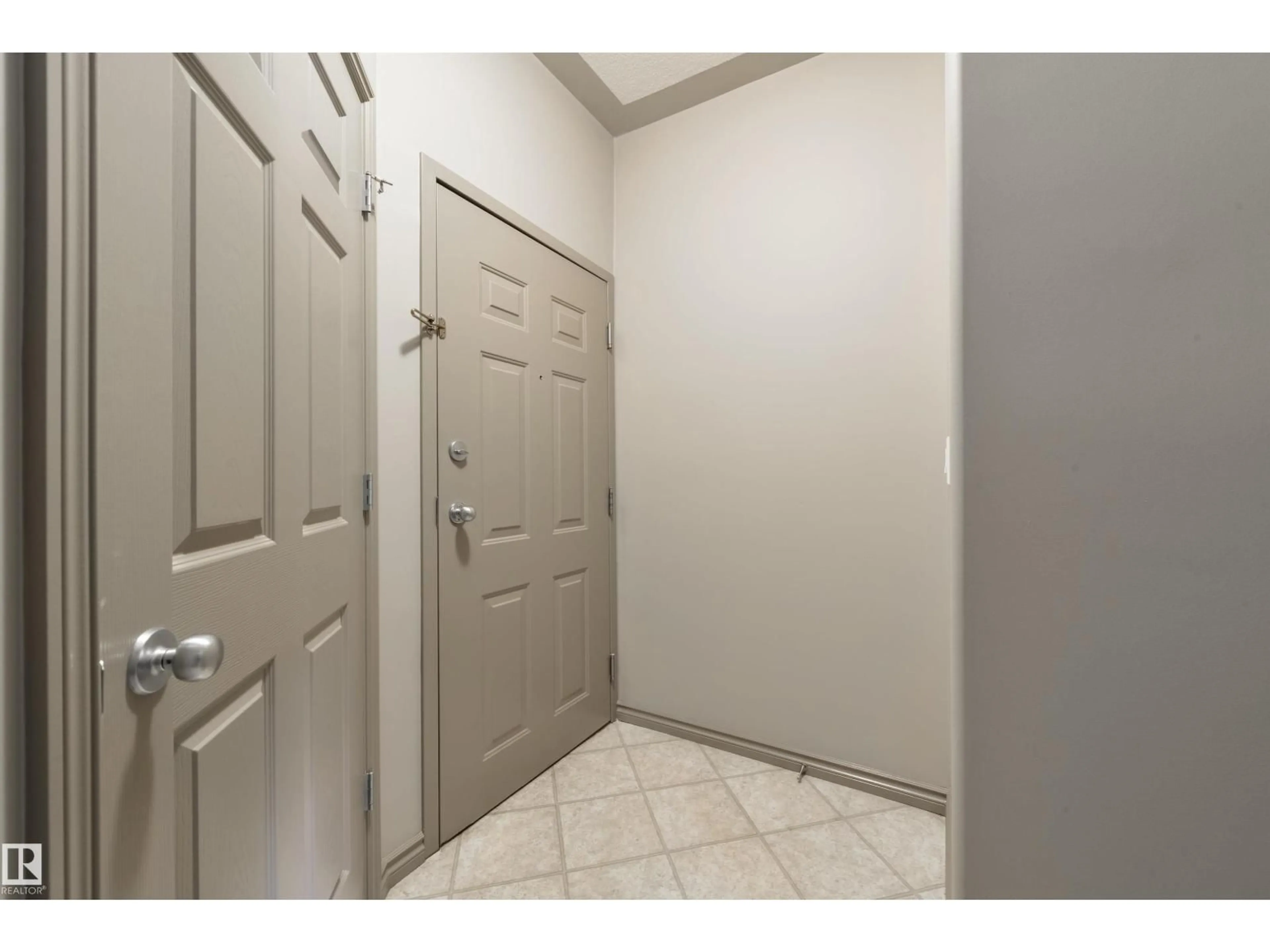 Indoor entryway for 301 - 10033 116 ST, Edmonton Alberta T5K2X5