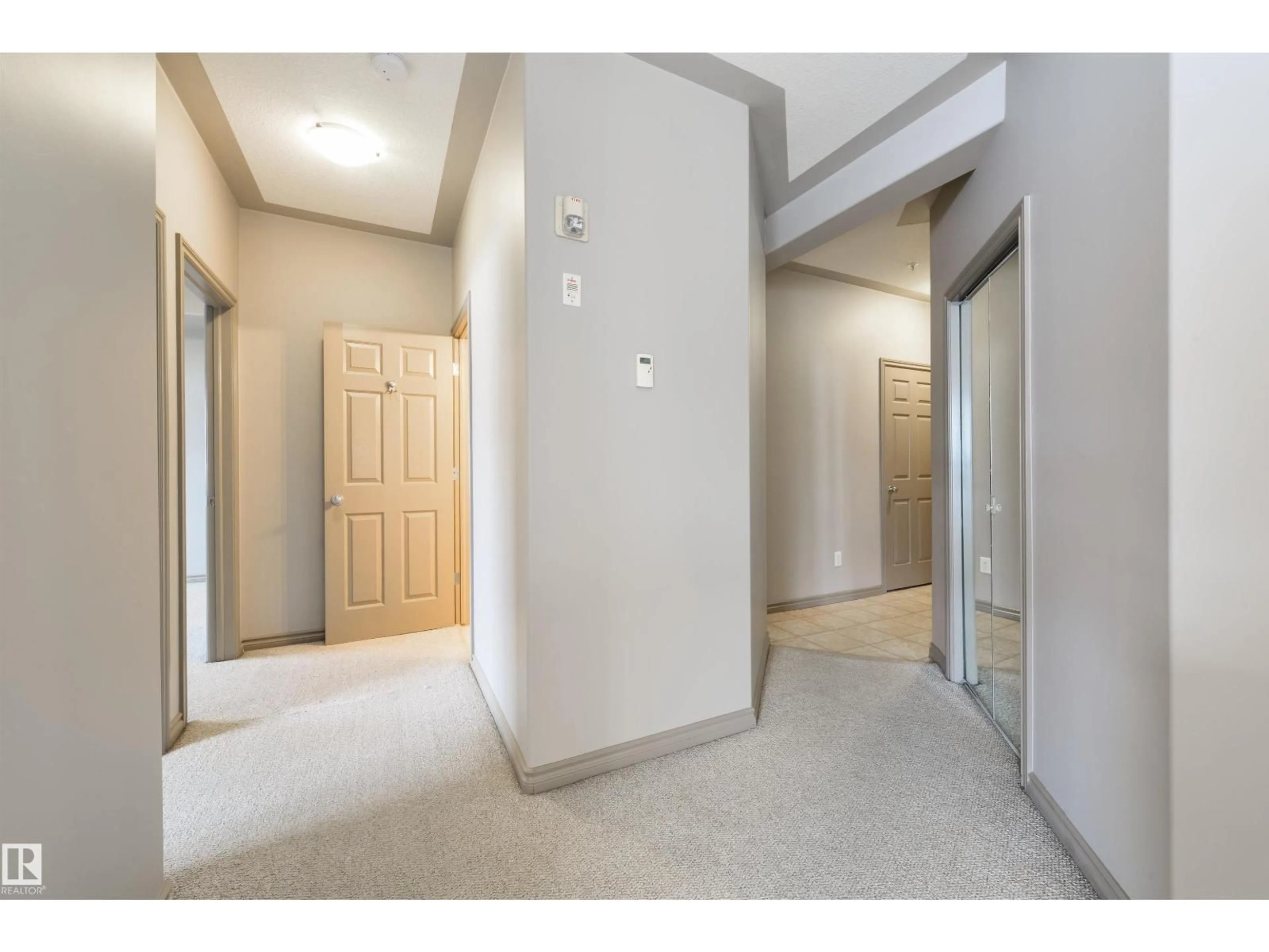 Indoor foyer for 301 - 10033 116 ST, Edmonton Alberta T5K2X5