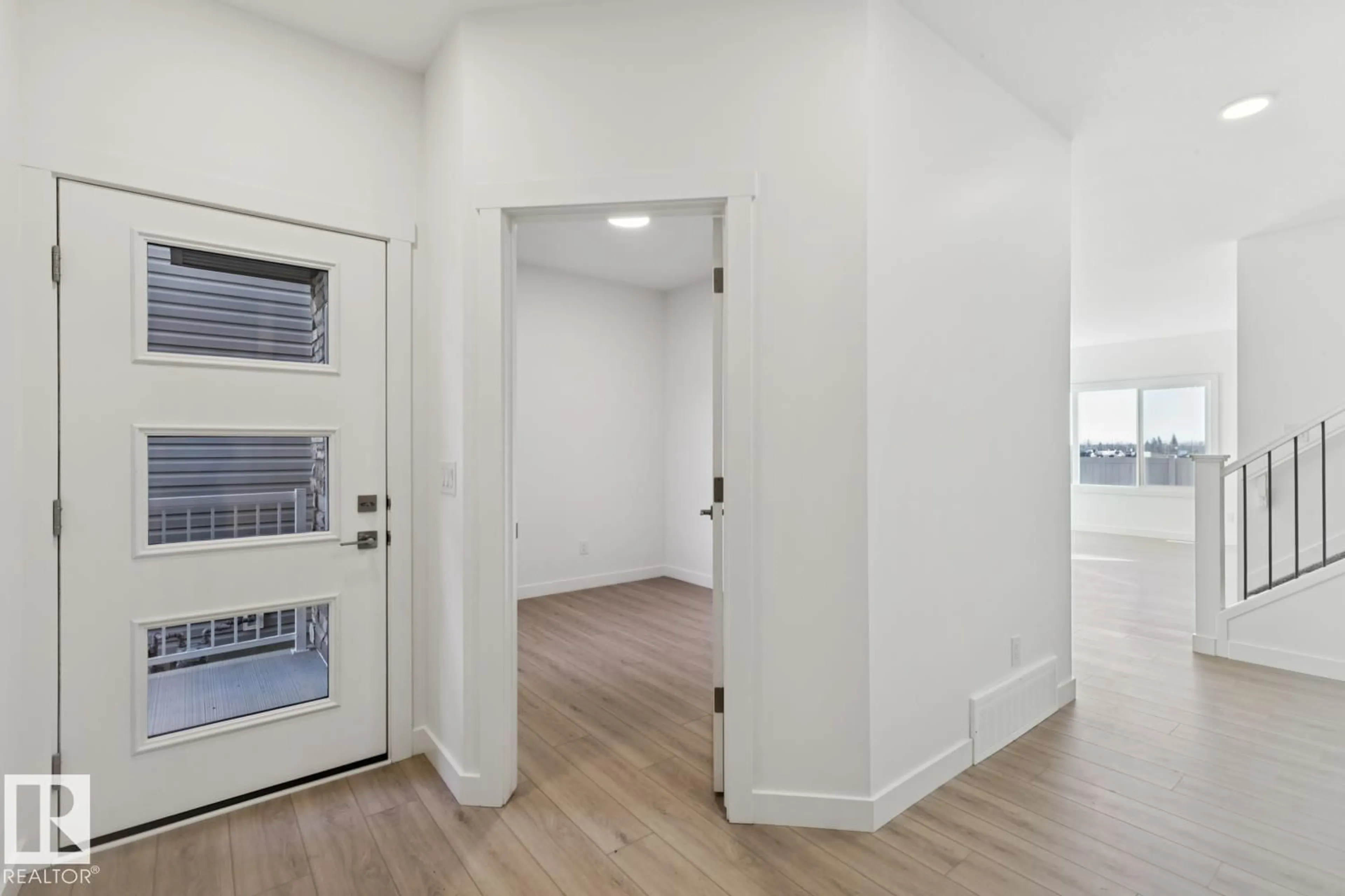 Indoor entryway for 20803 40 AV, Edmonton Alberta T6M3G1