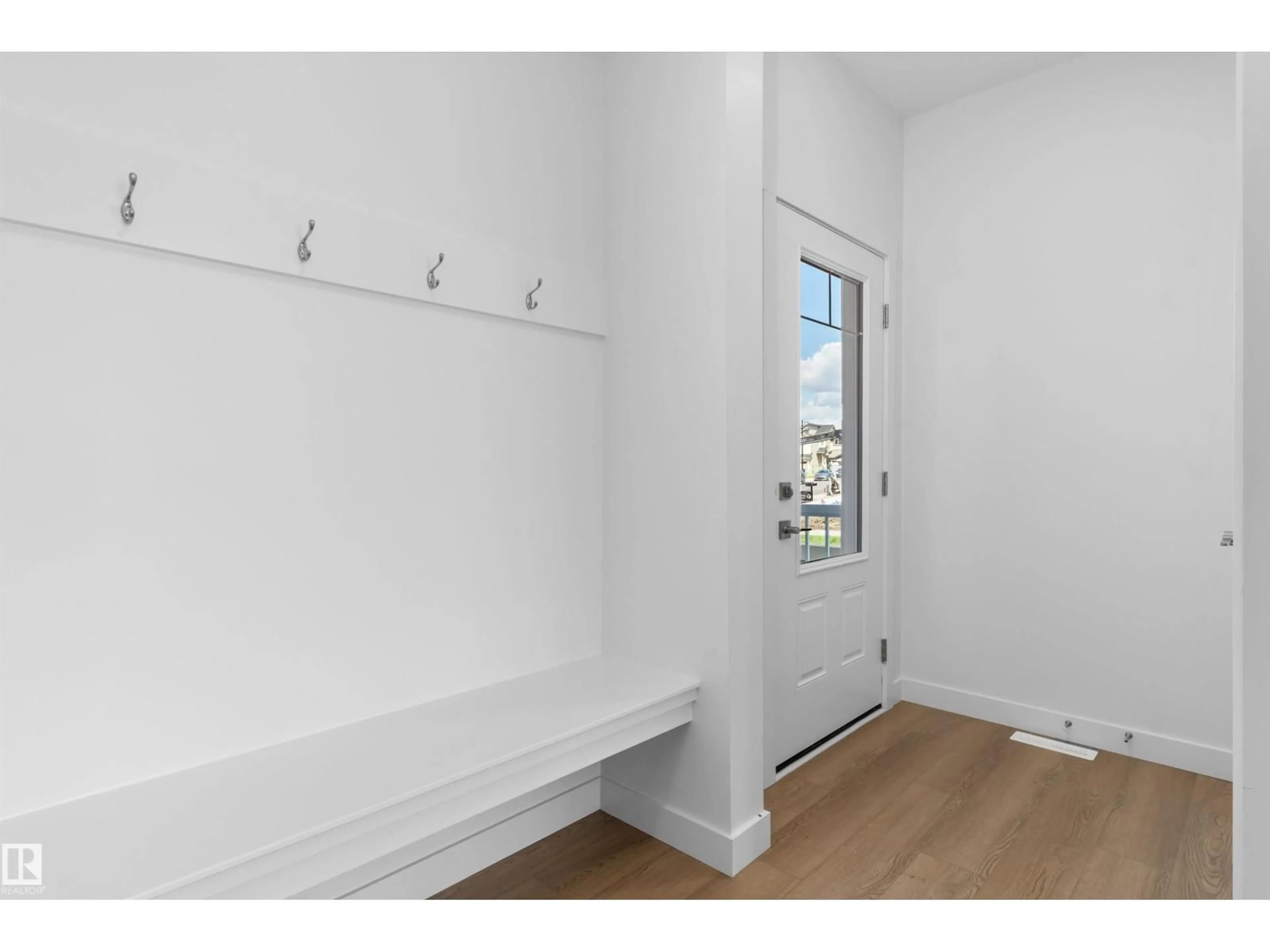 Indoor entryway for 20803 40 AV, Edmonton Alberta T6M3G1