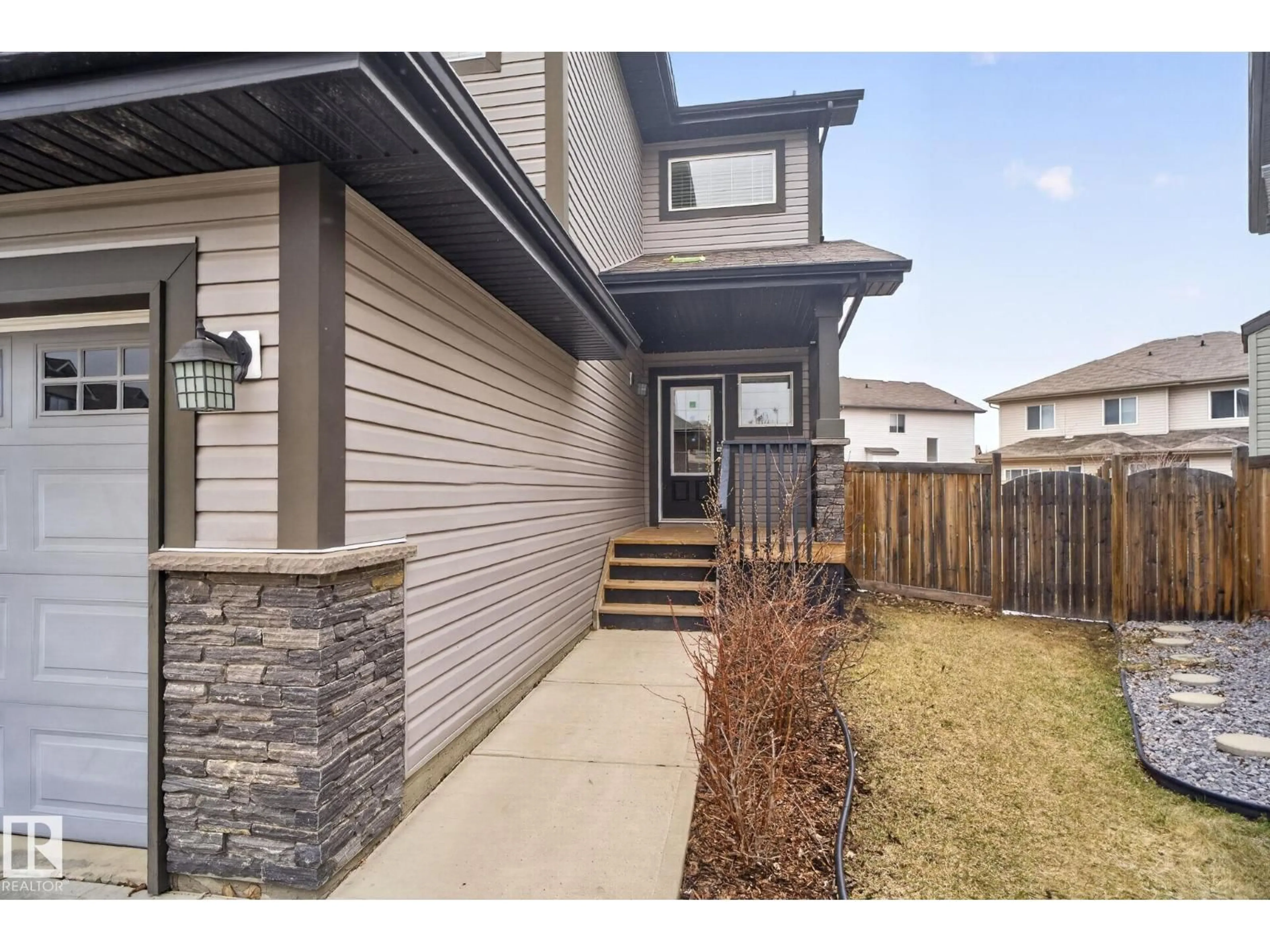 Unknown for 11732 18 AV, Edmonton Alberta T6W2E7