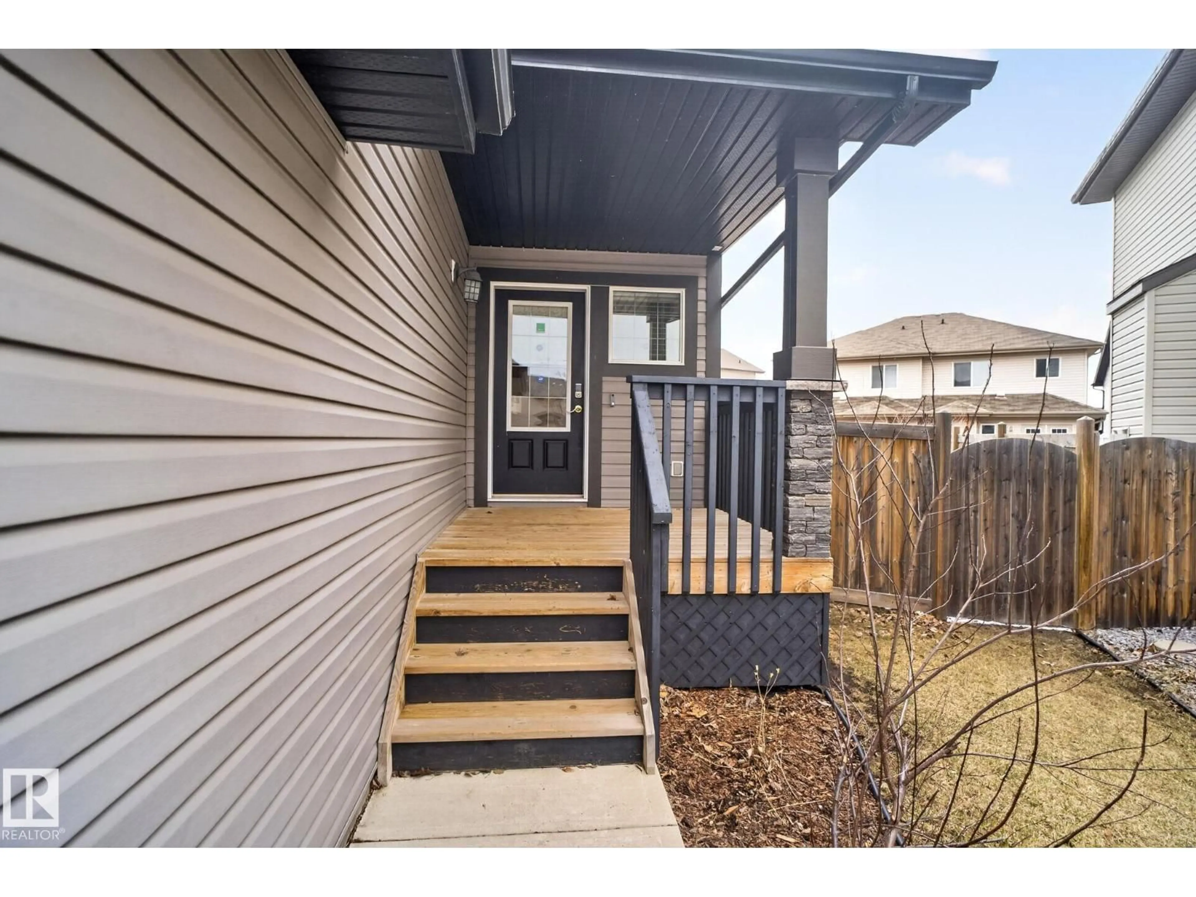 Indoor entryway for 11732 18 AV, Edmonton Alberta T6W2E7