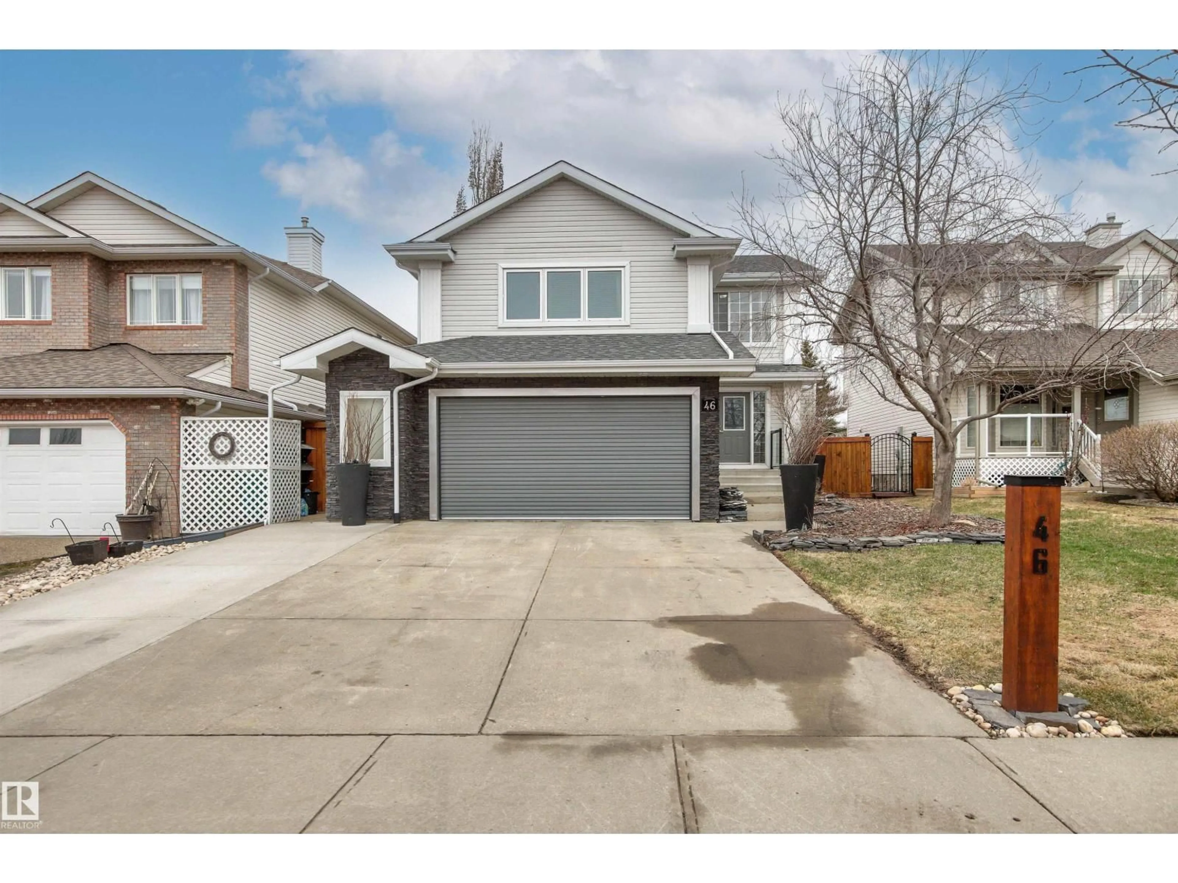 Home with vinyl exterior material, street for 46 HILLCREST PL, St. Albert Alberta T8N6S2