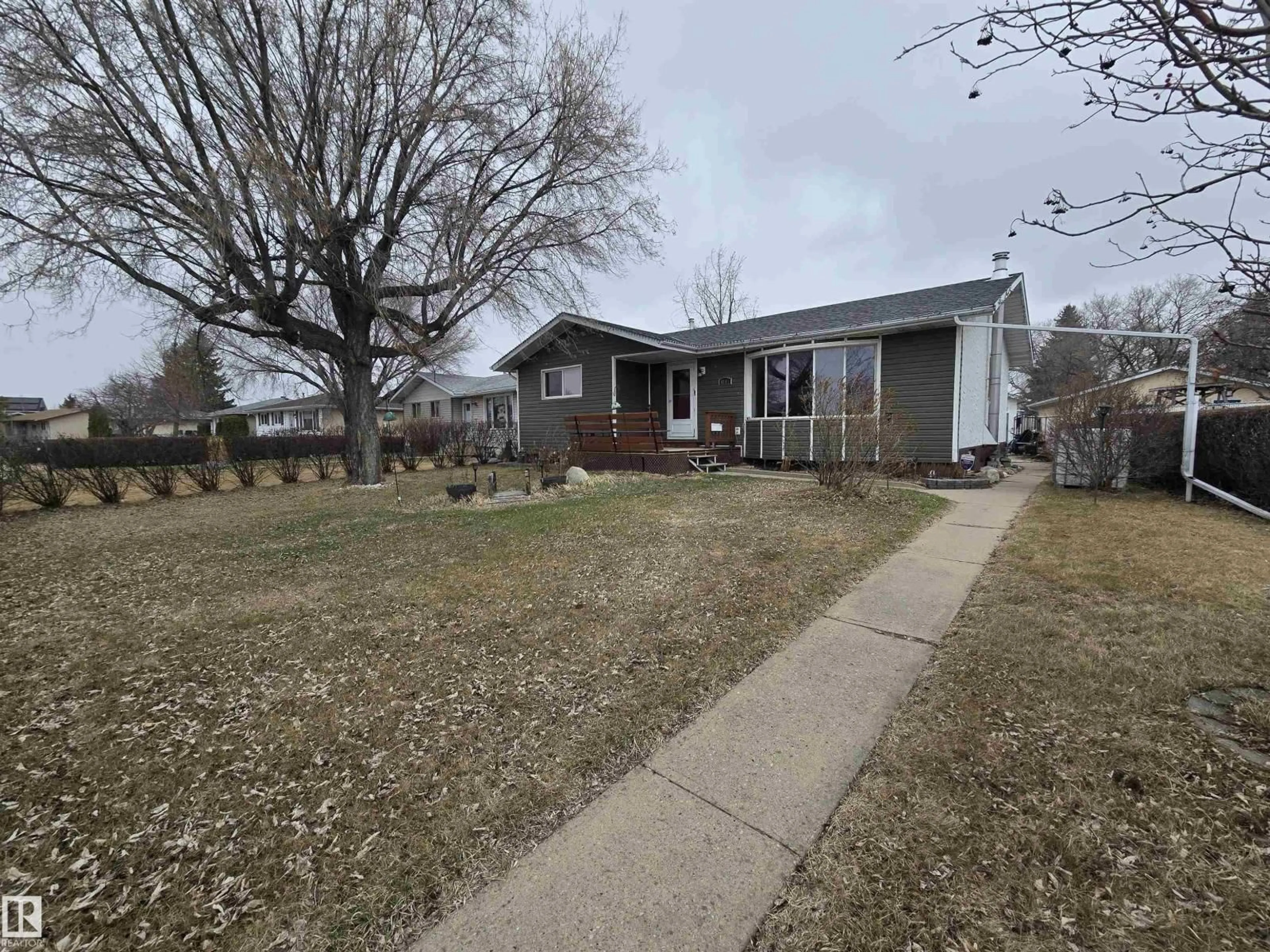 A pic from outside/outdoor area/front of a property/back of a property/a pic from drone, street for 4101 SOUTH PARK DR, Leduc Alberta T9E4Y5