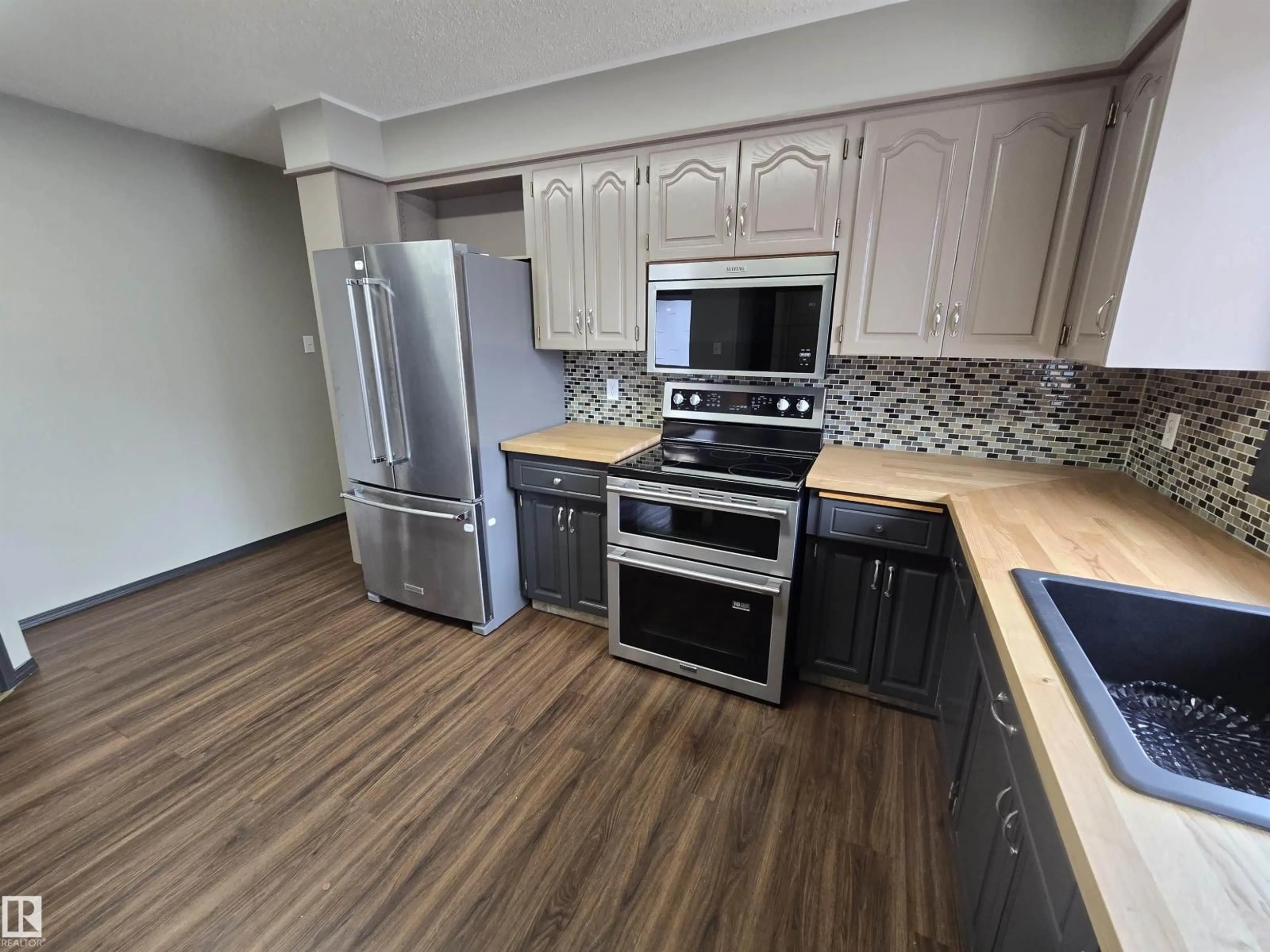 Standard kitchen, wood/laminate floor for 4101 SOUTH PARK DR, Leduc Alberta T9E4Y5