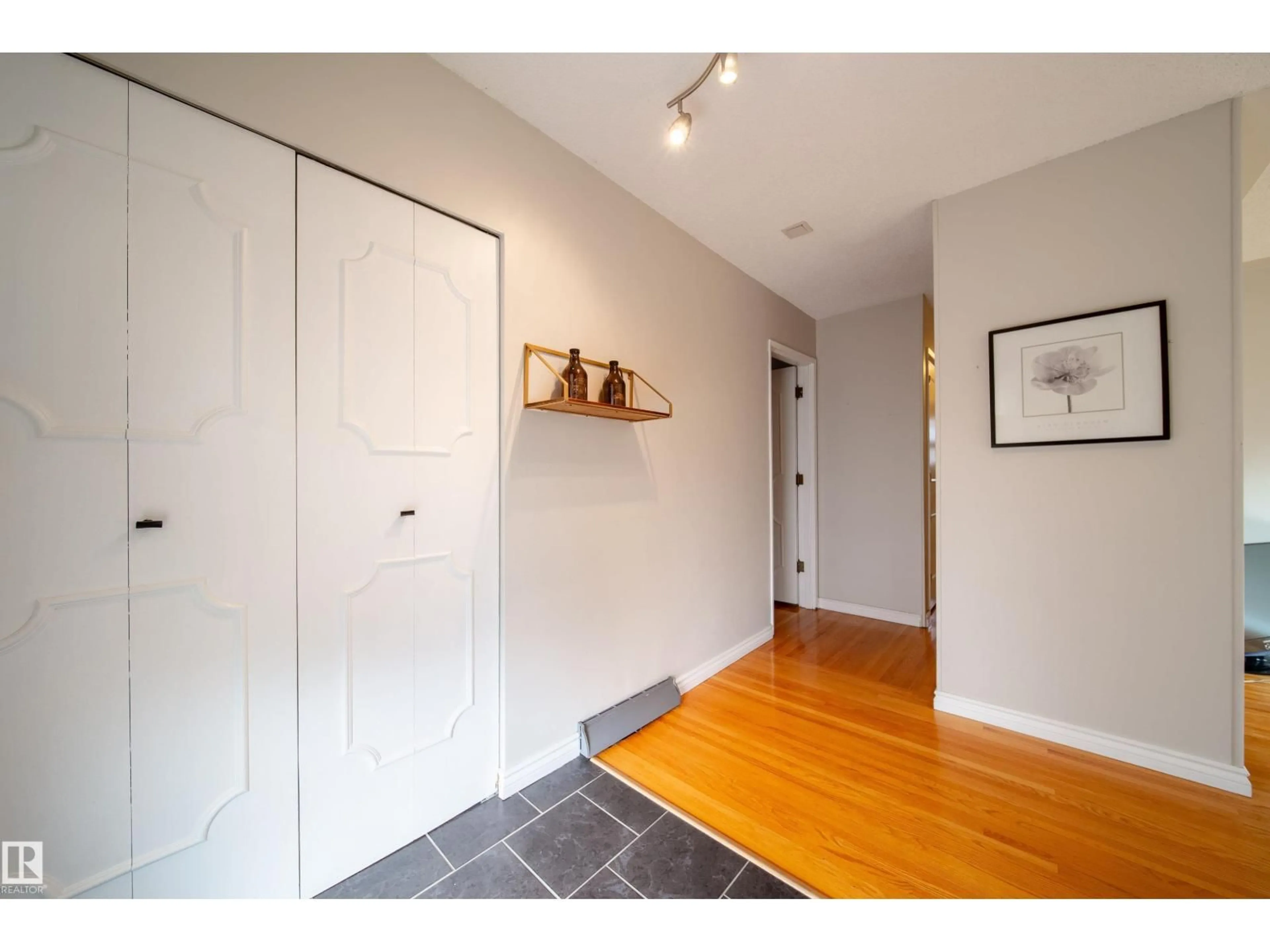 Indoor entryway for 7135 87 ST, Edmonton Alberta T6G3G1