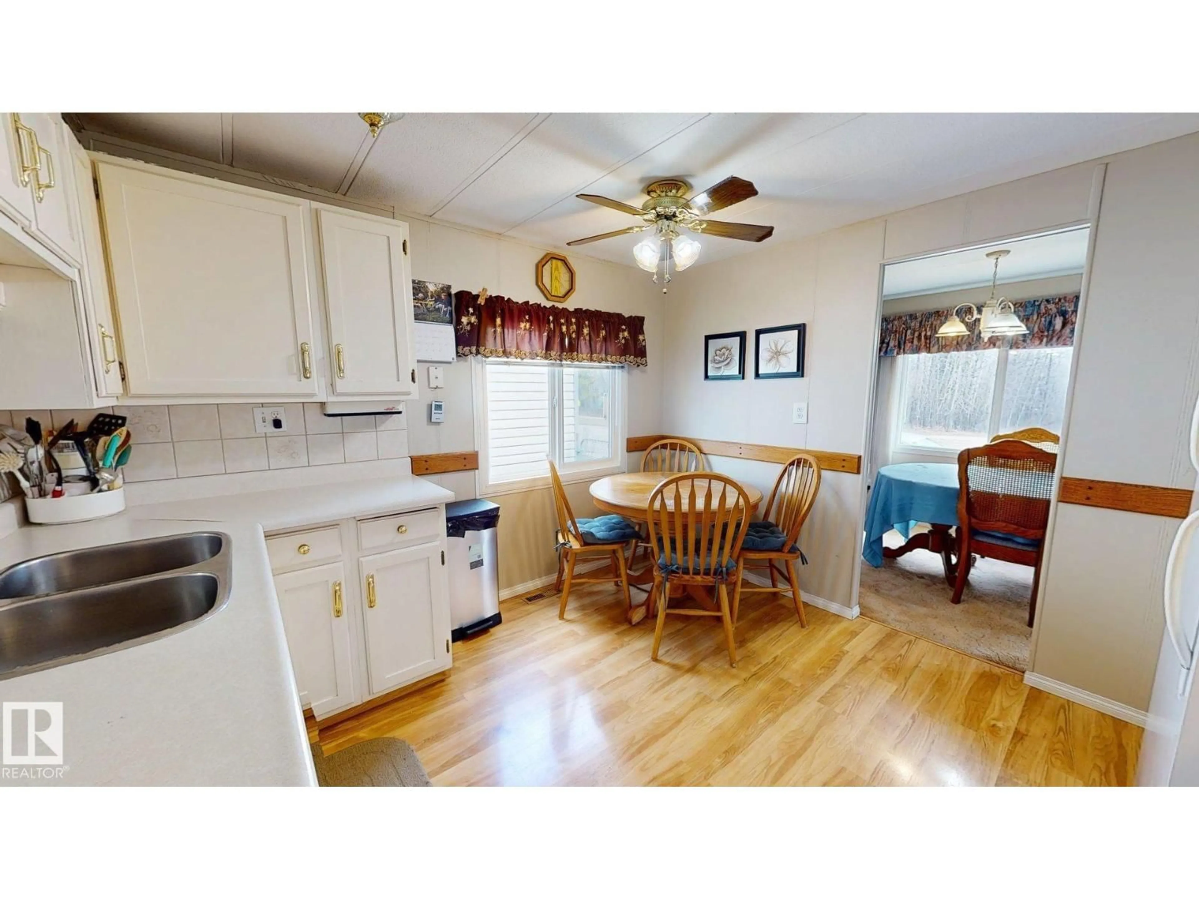 Standard kitchen, unknown for 5020 43 ST, Drayton Valley Alberta T7A1B8