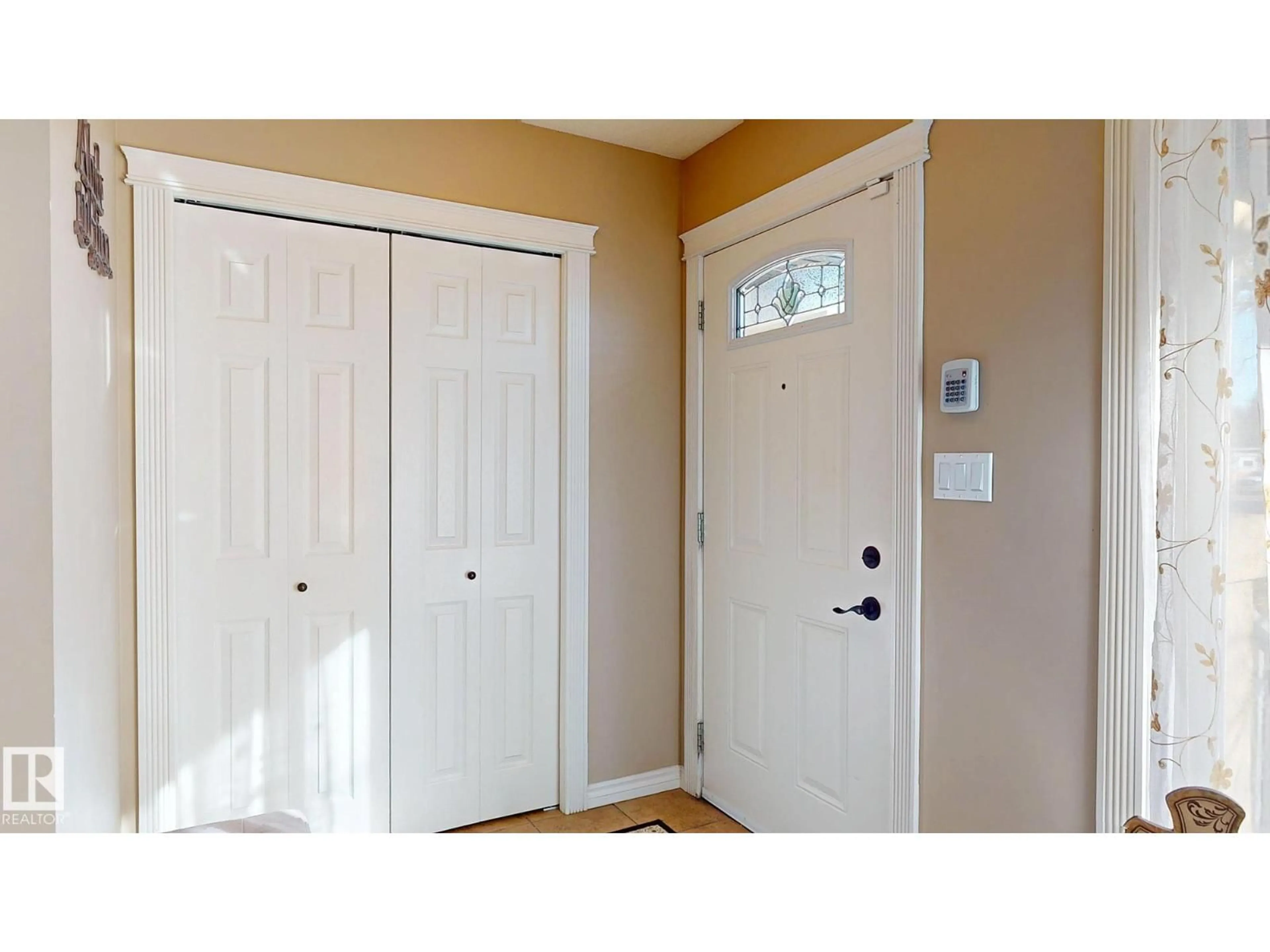 Indoor entryway for NW - 11844 125 ST, Edmonton Alberta T5L0R9