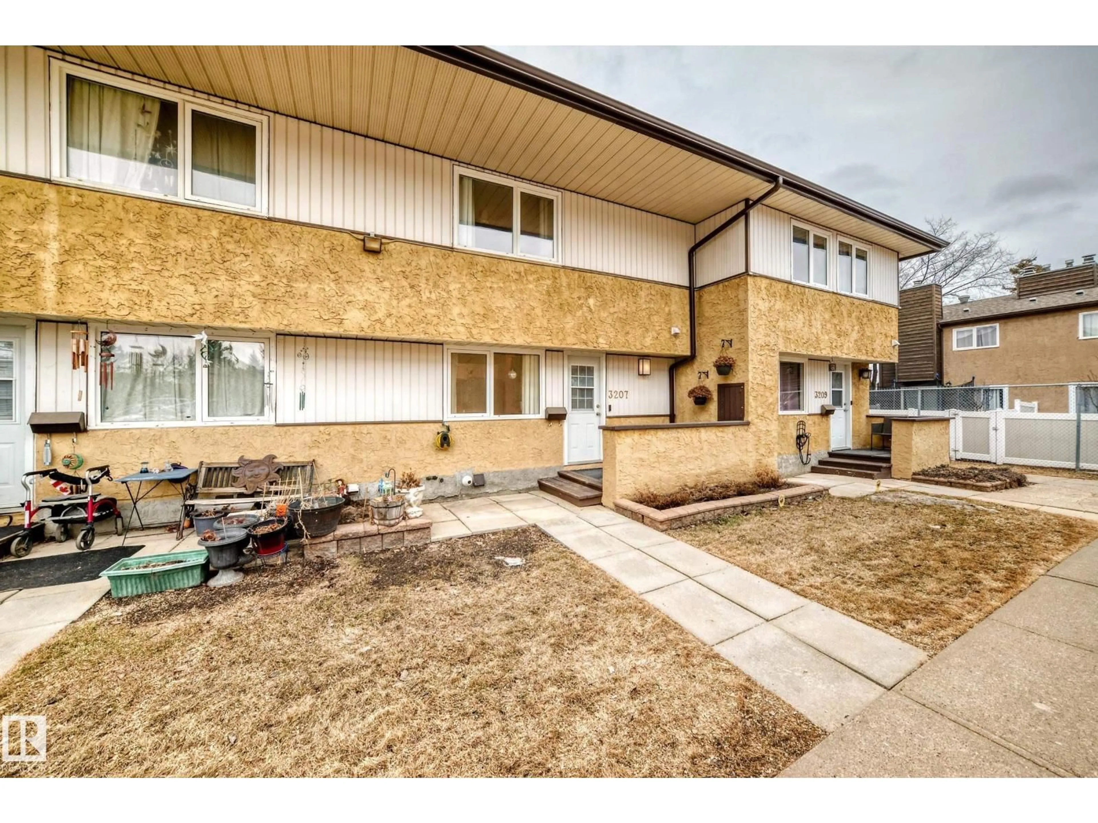 Patio, unknown for 3207 139 AV, Edmonton Alberta T5Y1T2
