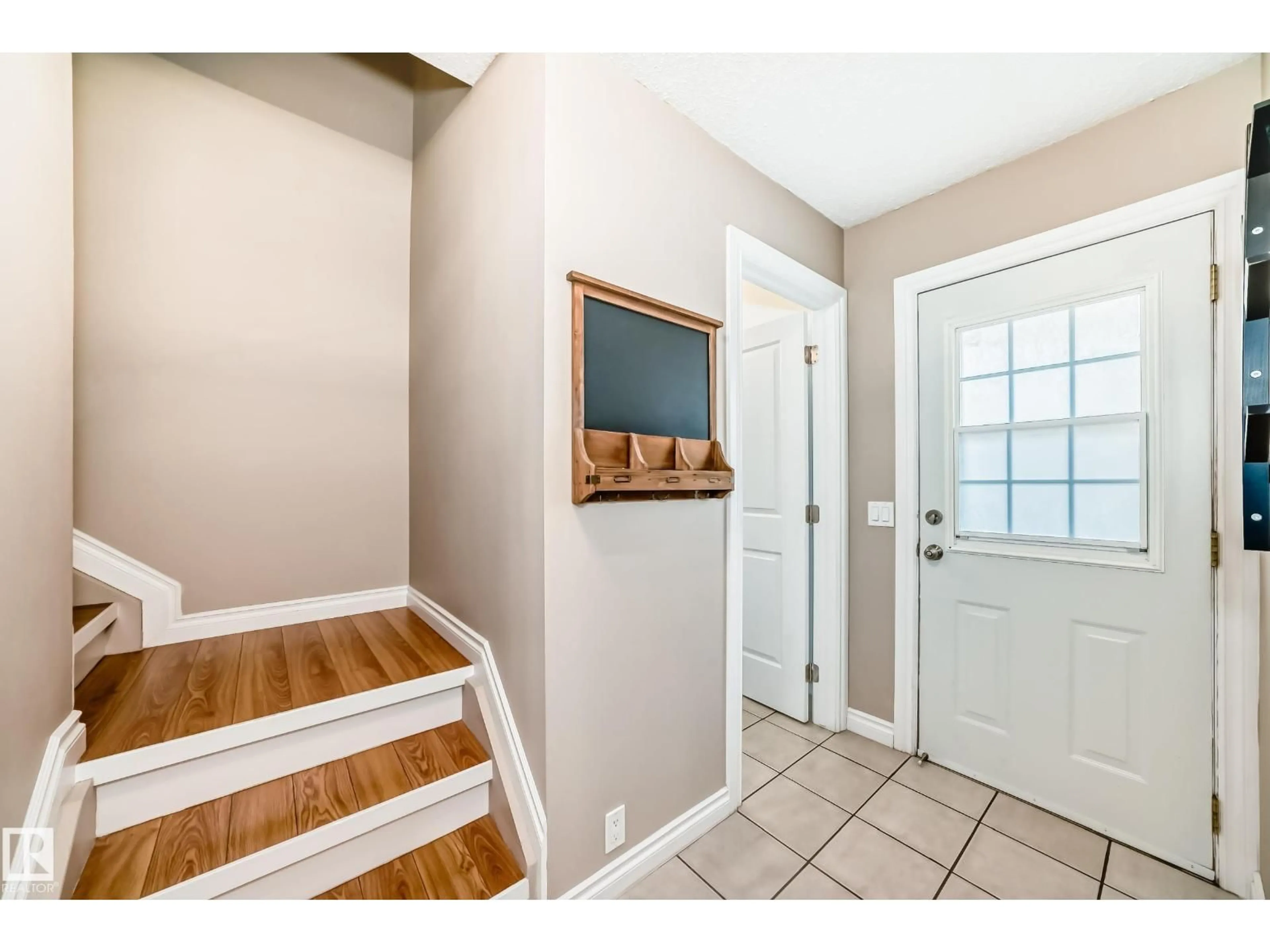 Indoor entryway for 3207 139 AV, Edmonton Alberta T5Y1T2