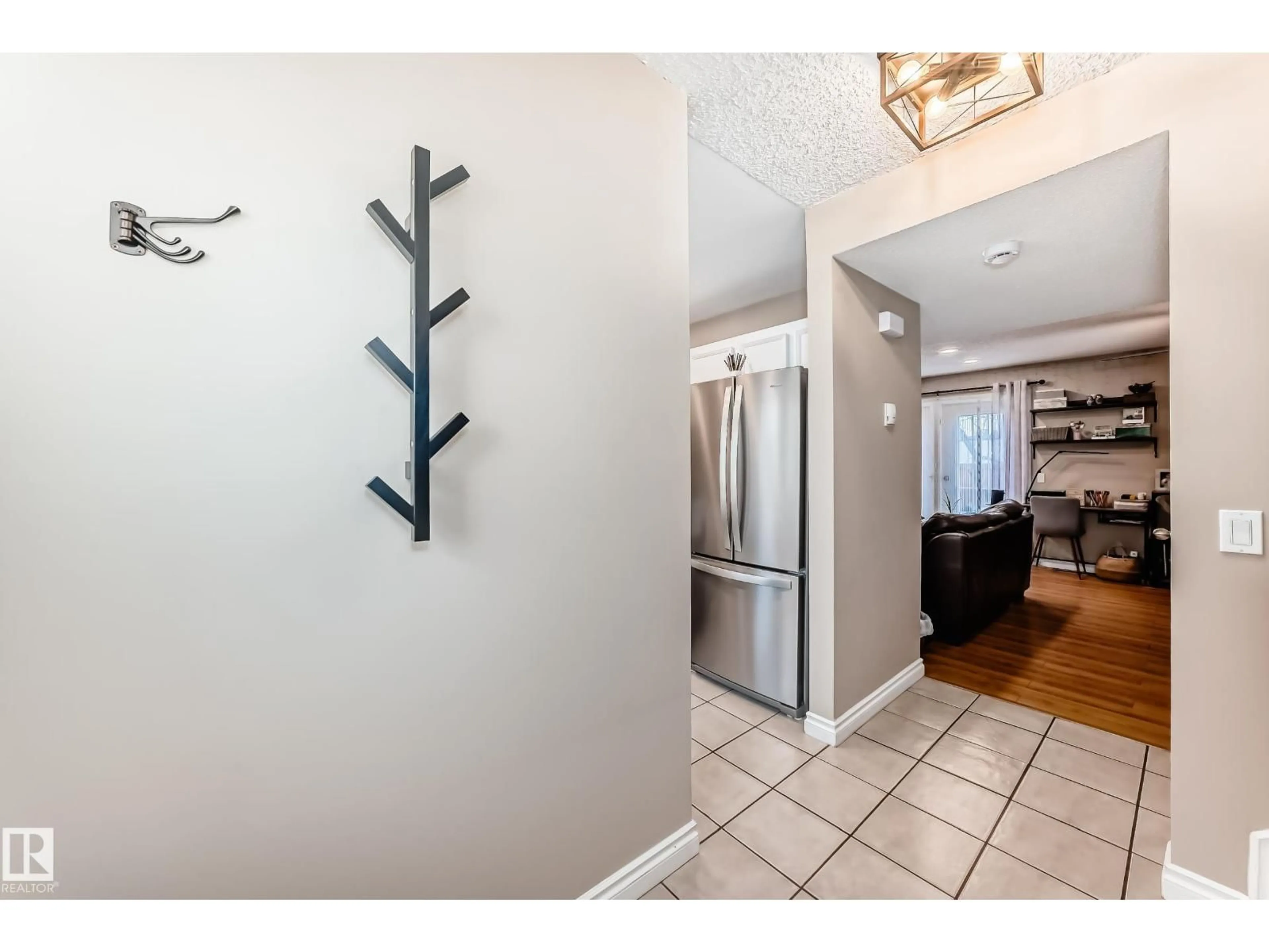 Indoor entryway for 3207 139 AV, Edmonton Alberta T5Y1T2
