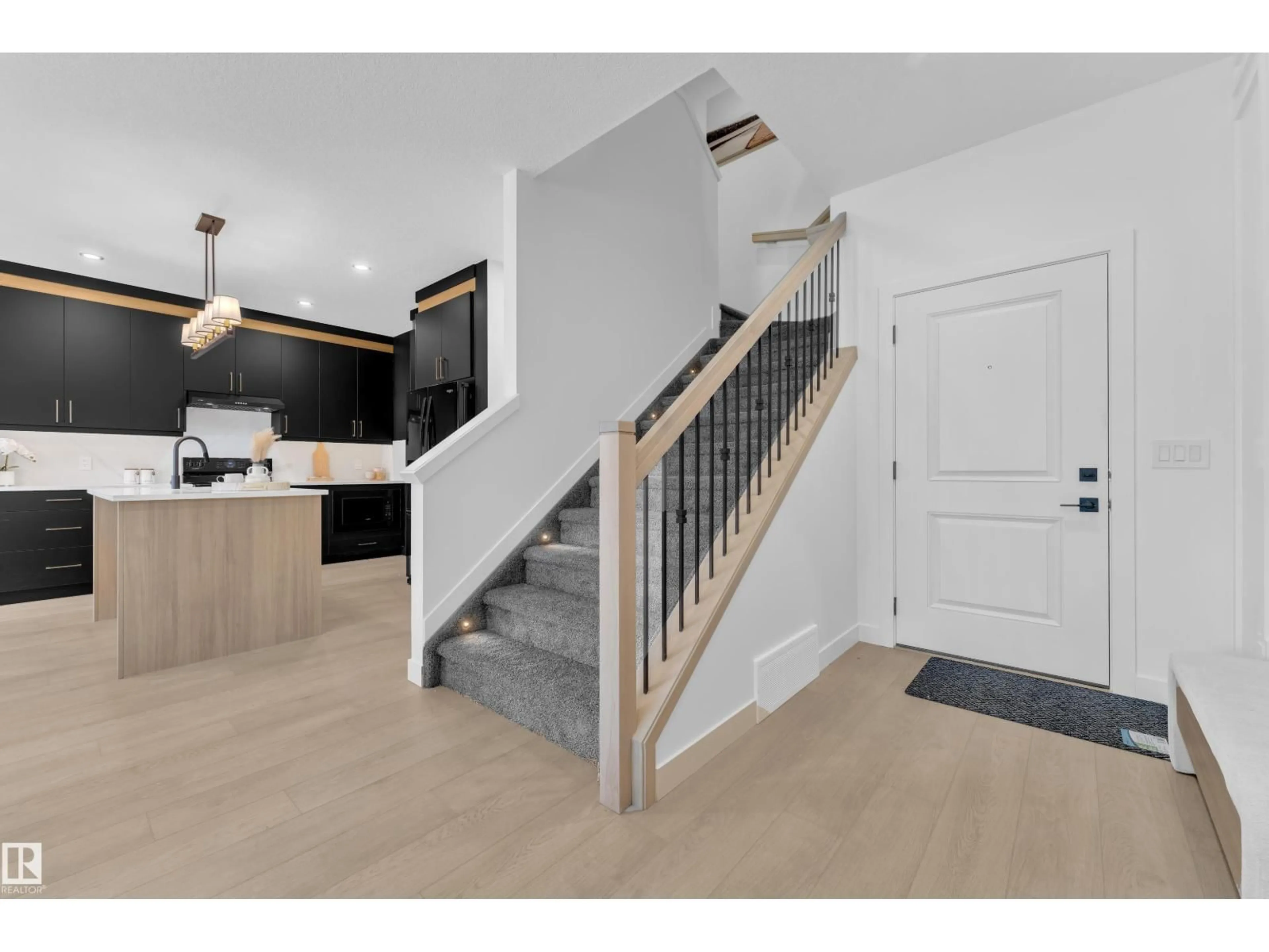Indoor entryway for 1089 STARLING DR, Edmonton Alberta T5S0V4