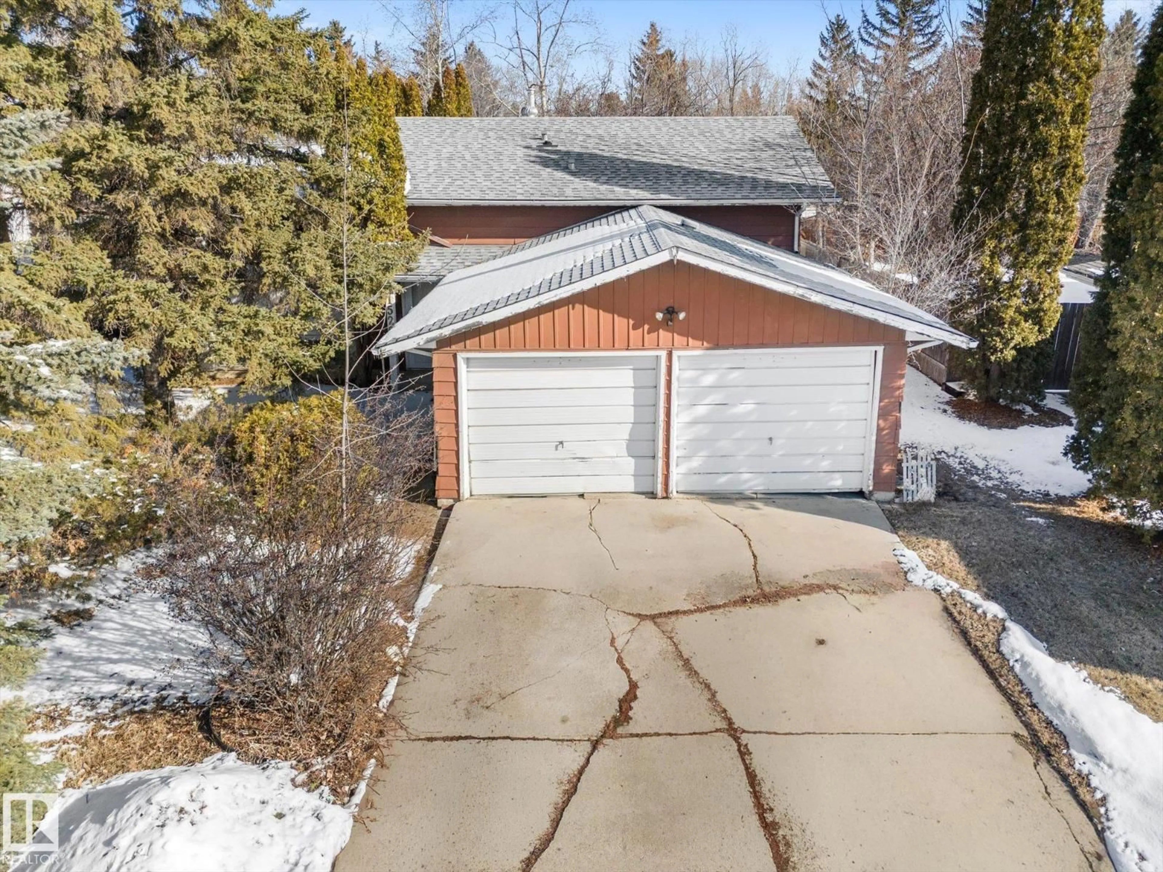 A pic from outside/outdoor area/front of a property/back of a property/a pic from drone, street for 11520 33A AV, Edmonton Alberta T6J3H3