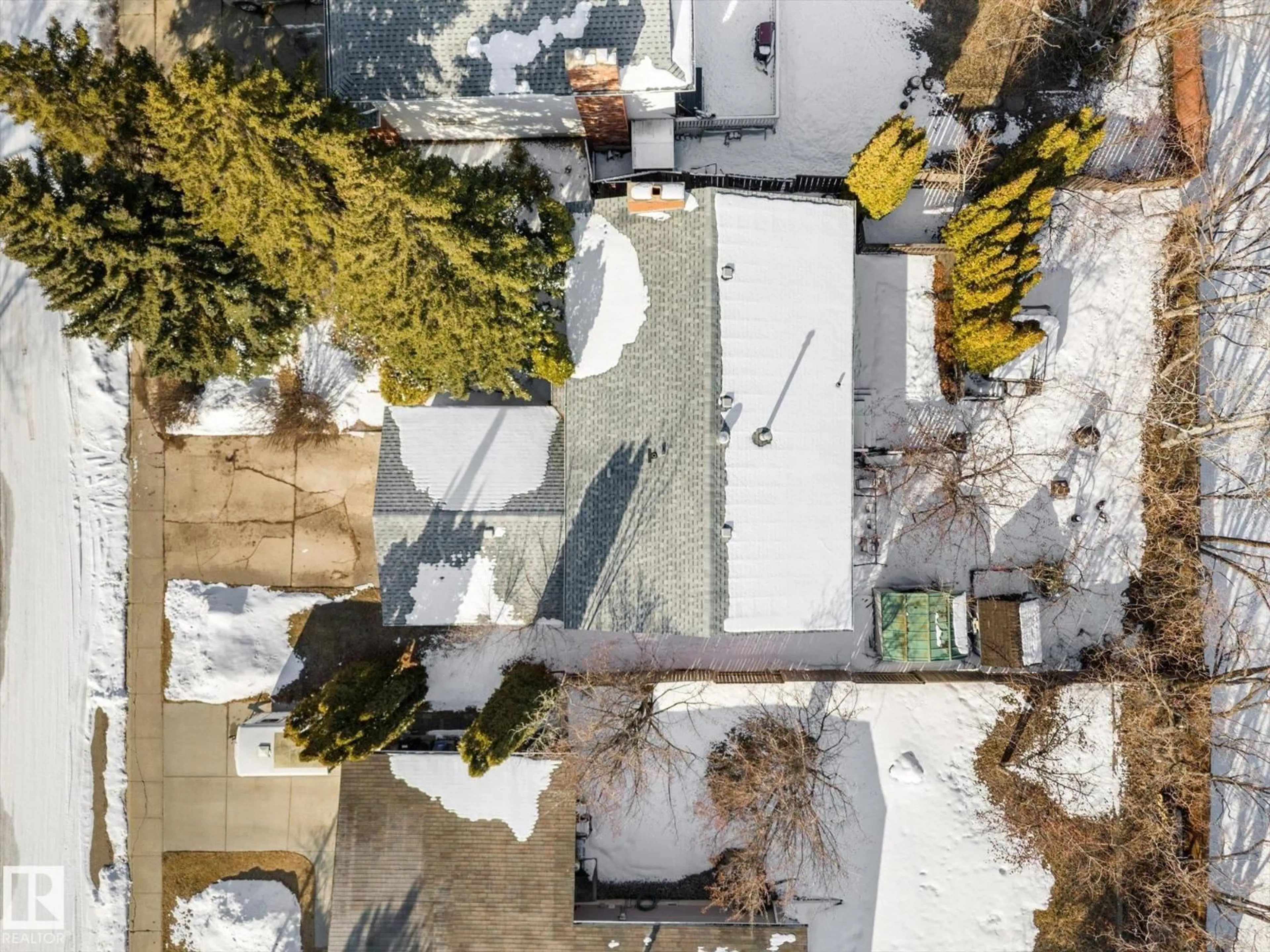 A pic from outside/outdoor area/front of a property/back of a property/a pic from drone, street for 11520 33A AV, Edmonton Alberta T6J3H3
