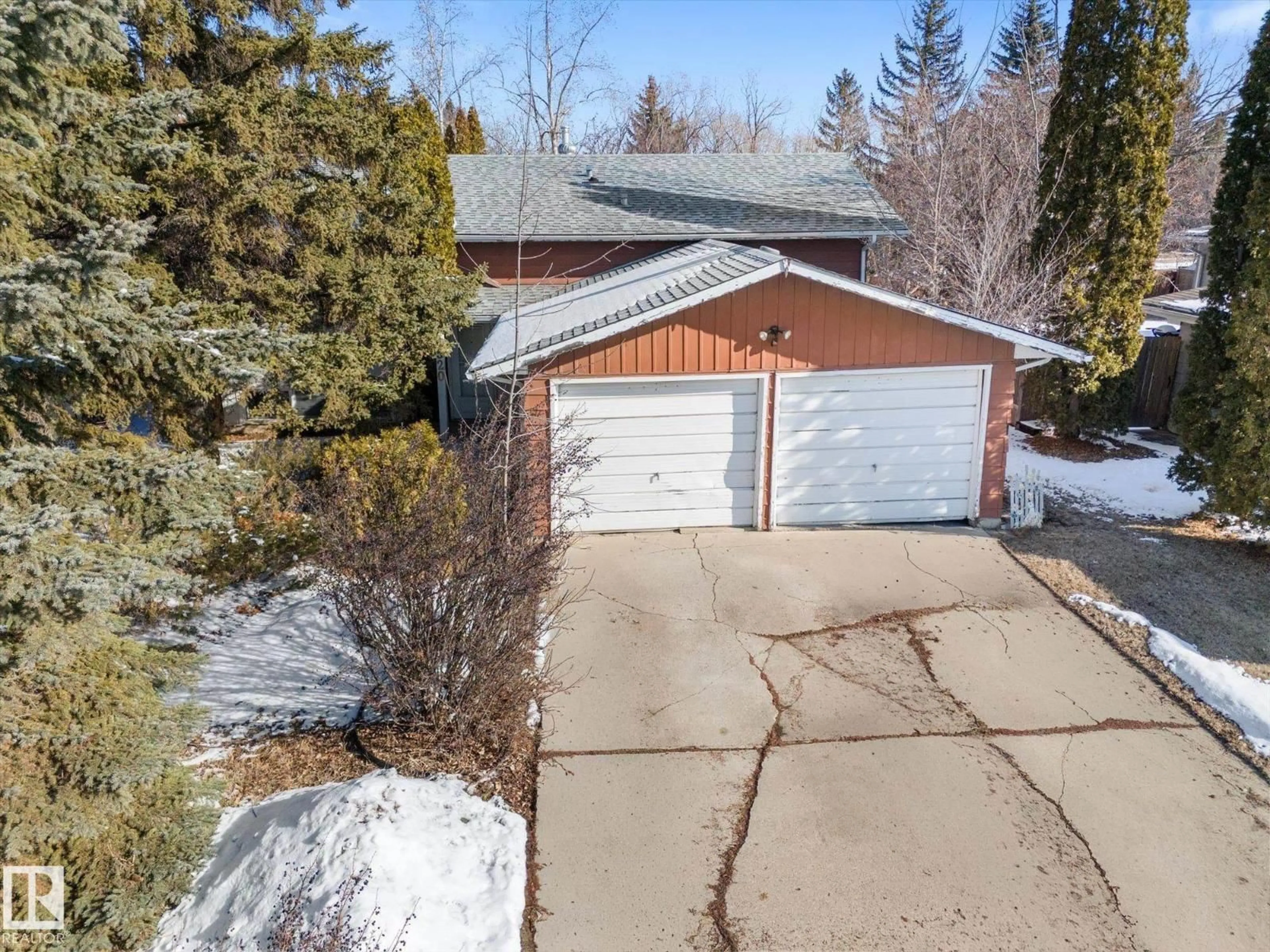 A pic from outside/outdoor area/front of a property/back of a property/a pic from drone, street for 11520 33A AV, Edmonton Alberta T6J3H3
