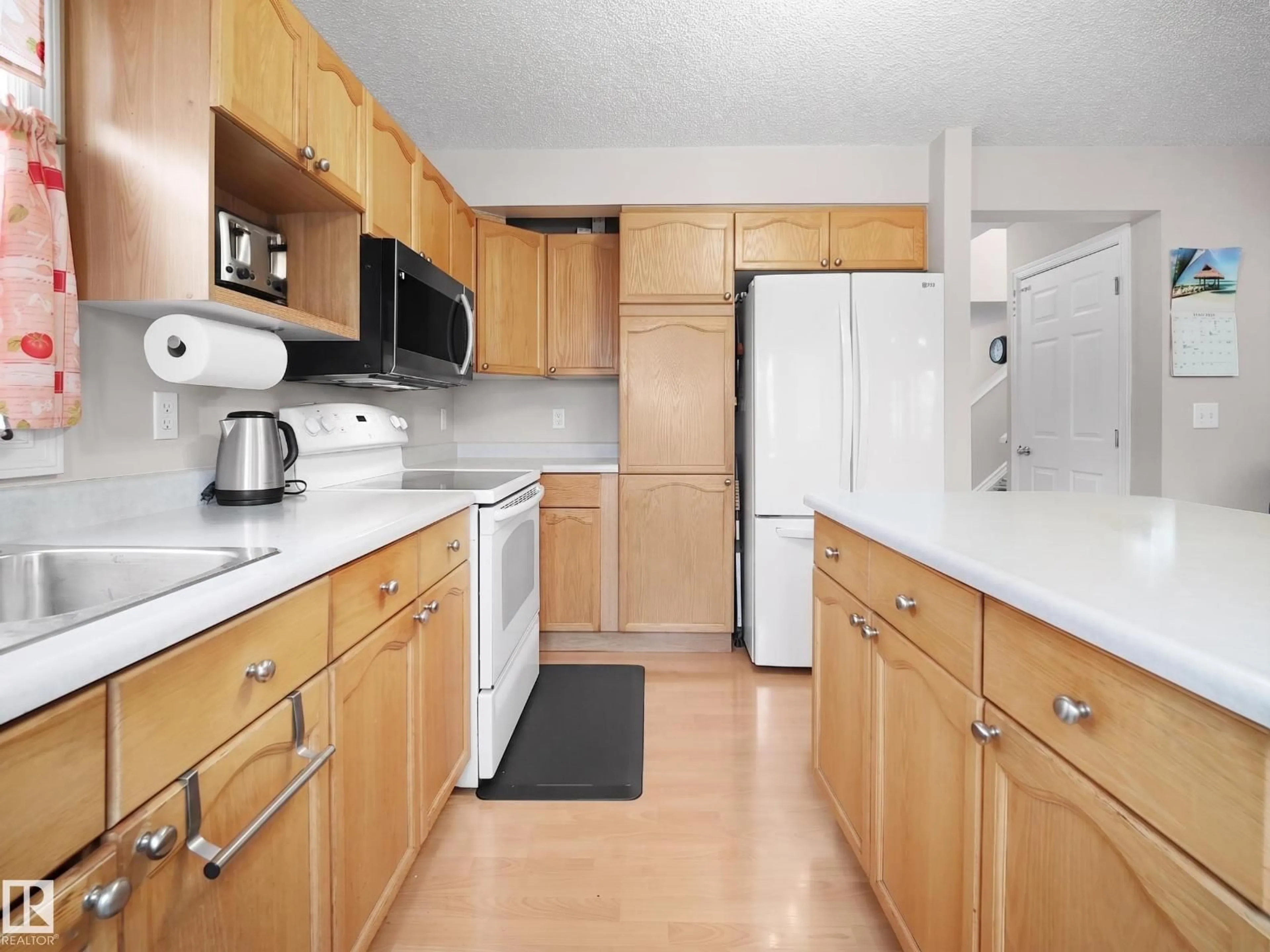 Standard kitchen, unknown for NW - 21379 89 AV, Edmonton Alberta T5T6V3