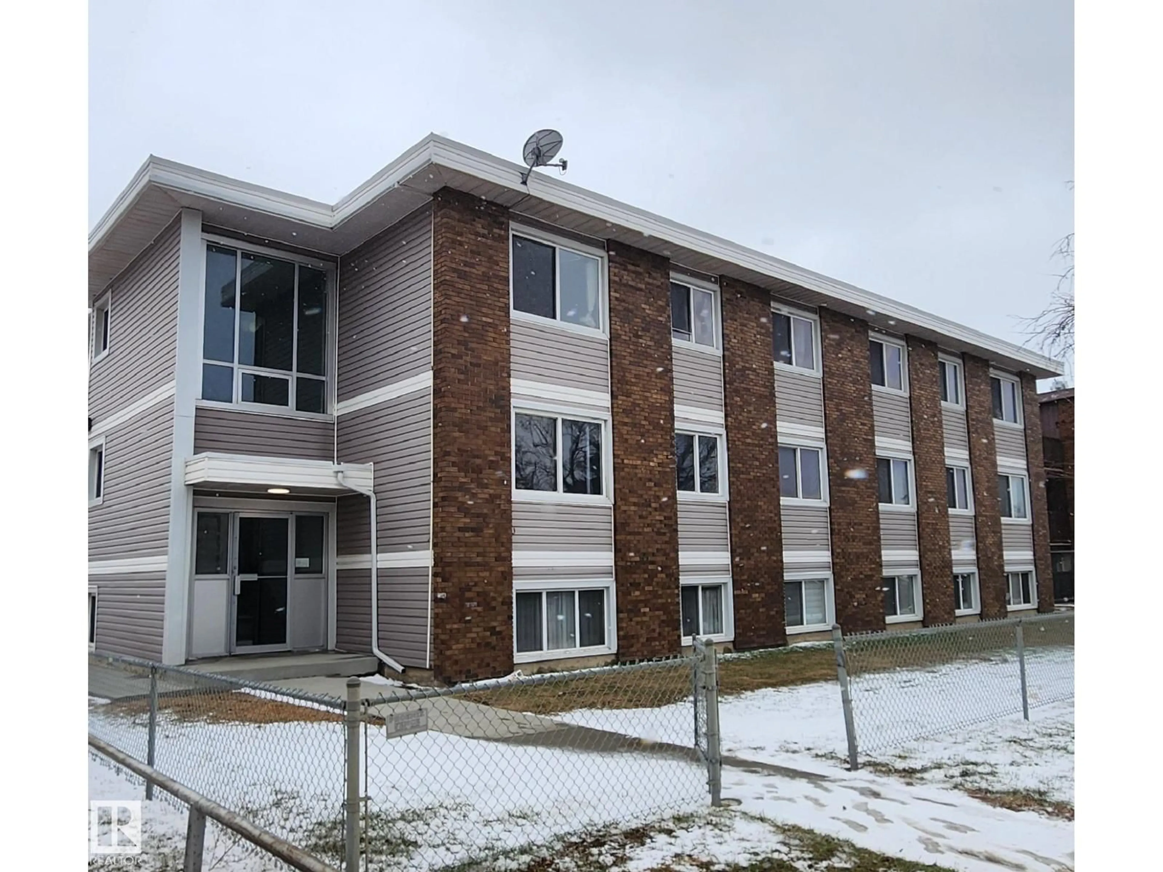 Indoor foyer for #302 - 12223 82 ST, Edmonton Alberta T5B2W9