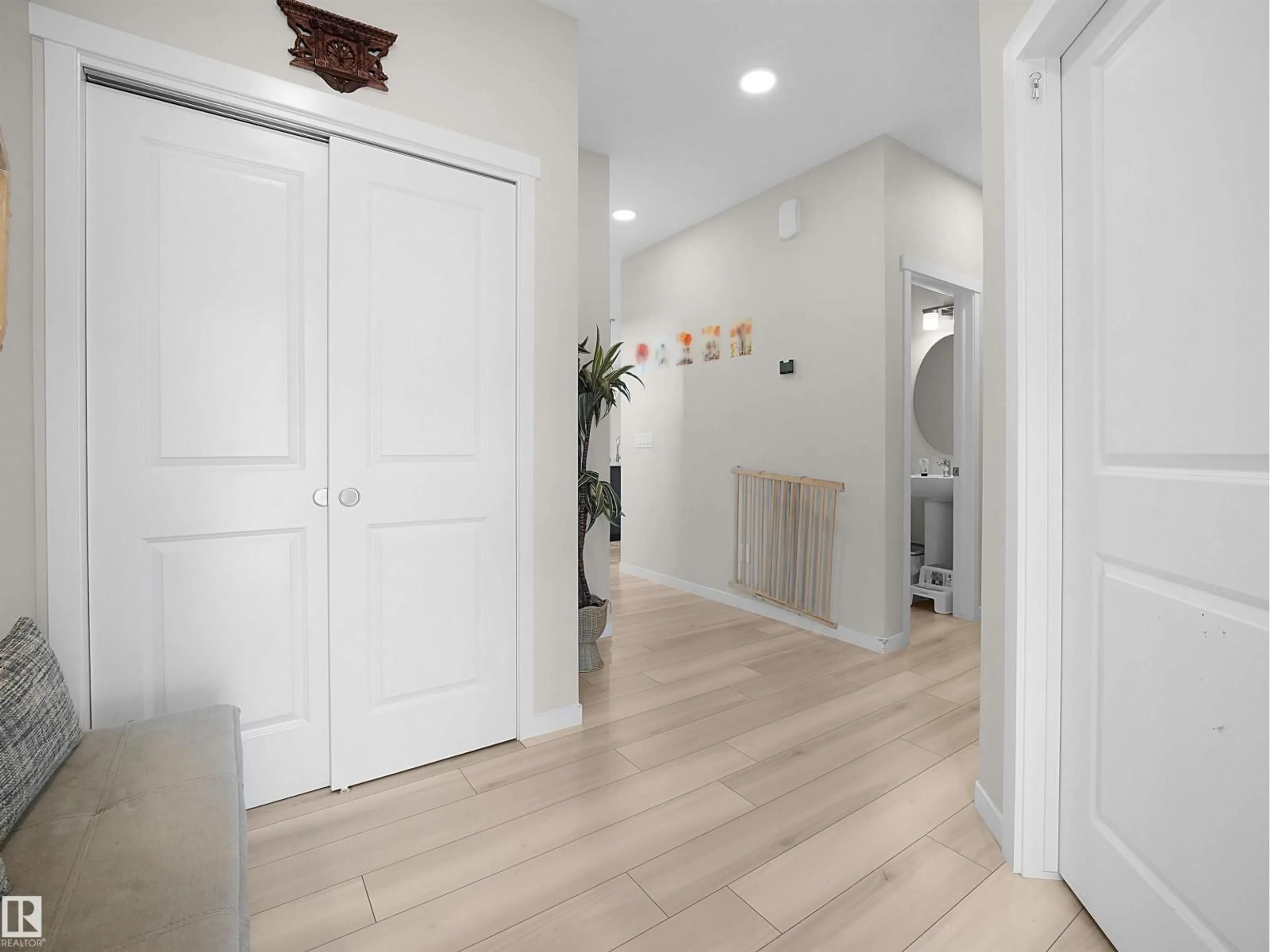 Indoor entryway for 2412 206 STREET, Edmonton Alberta T6M1N6