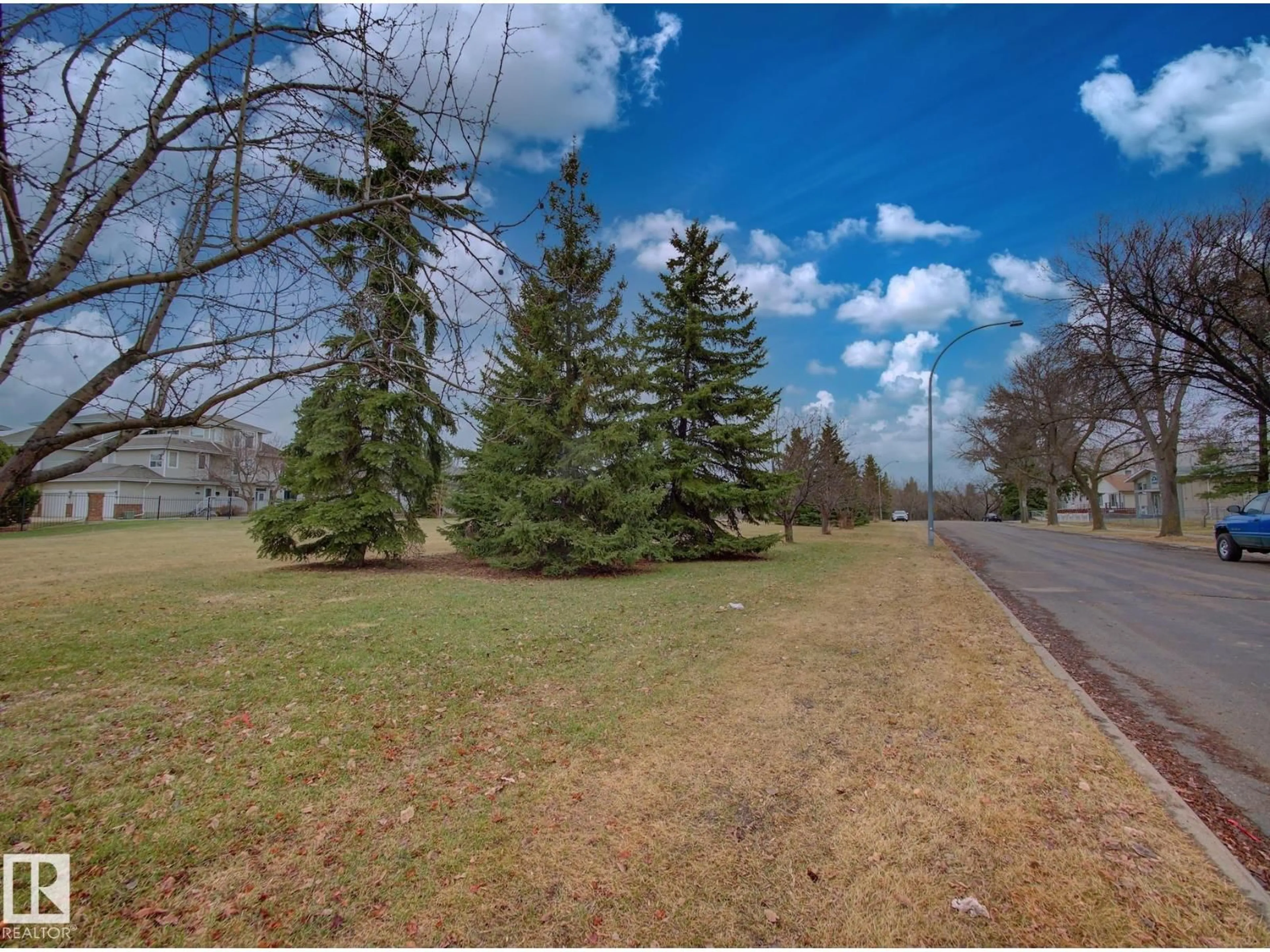 A pic from outside/outdoor area/front of a property/back of a property/a pic from drone, unknown for 9533 77 AV, Edmonton Alberta T6C0M3