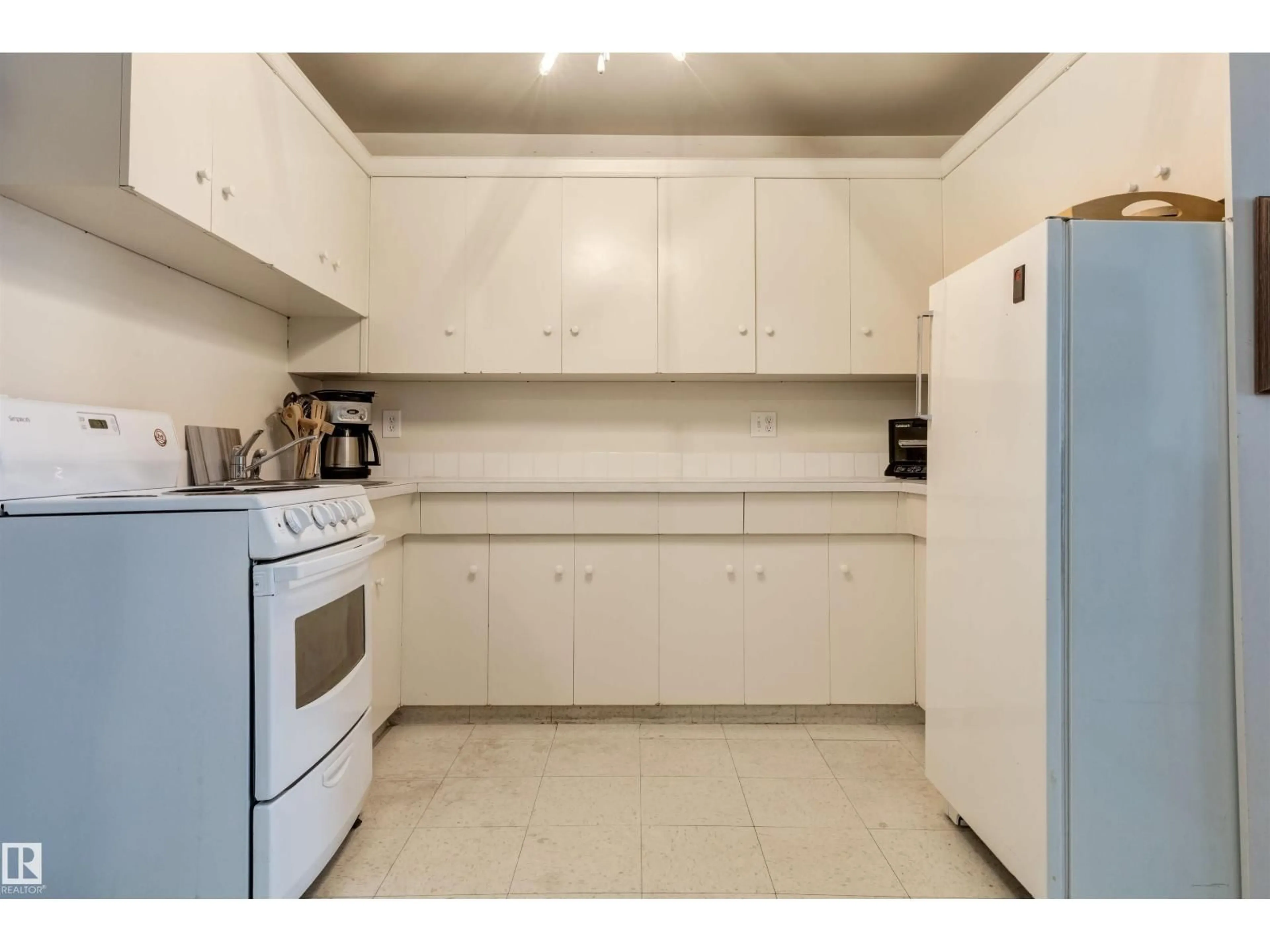 Standard kitchen, unknown for 33 10230 122 ST NW, Edmonton Alberta T5N1L9