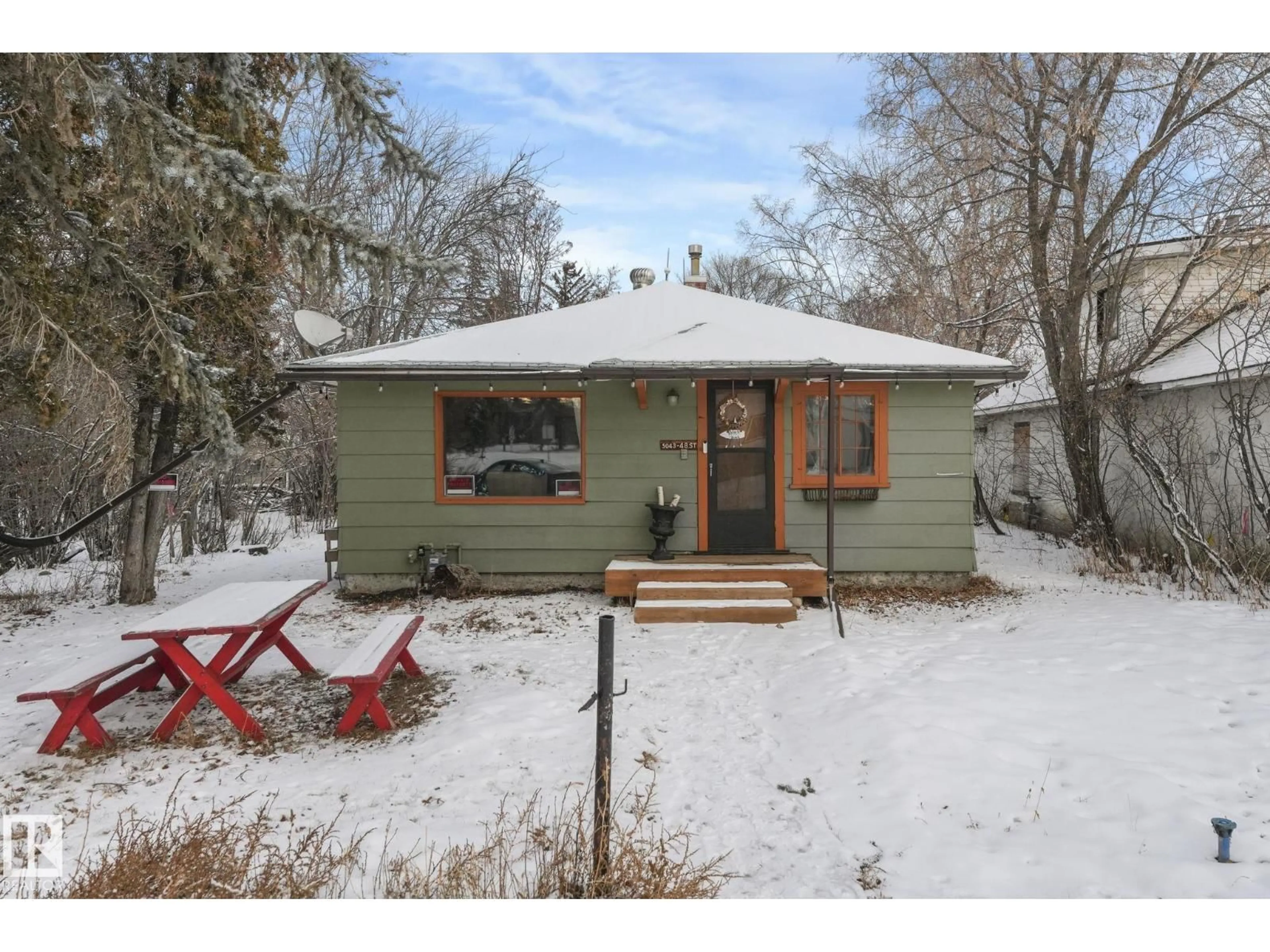 Shed for 5043 48 ST, Sylvan Lake Alberta T4S1C6