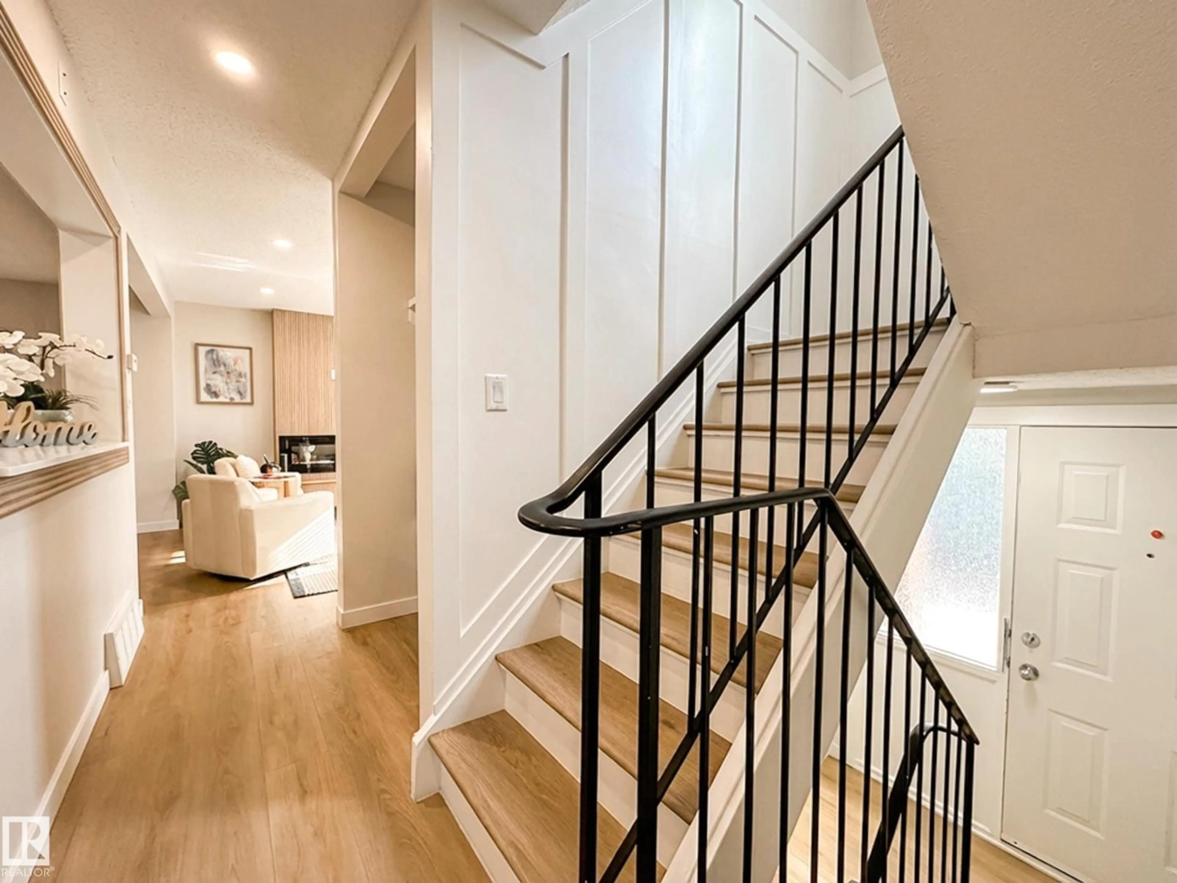 Stairs for 839 ERIN PL, Edmonton Alberta T5T1M6