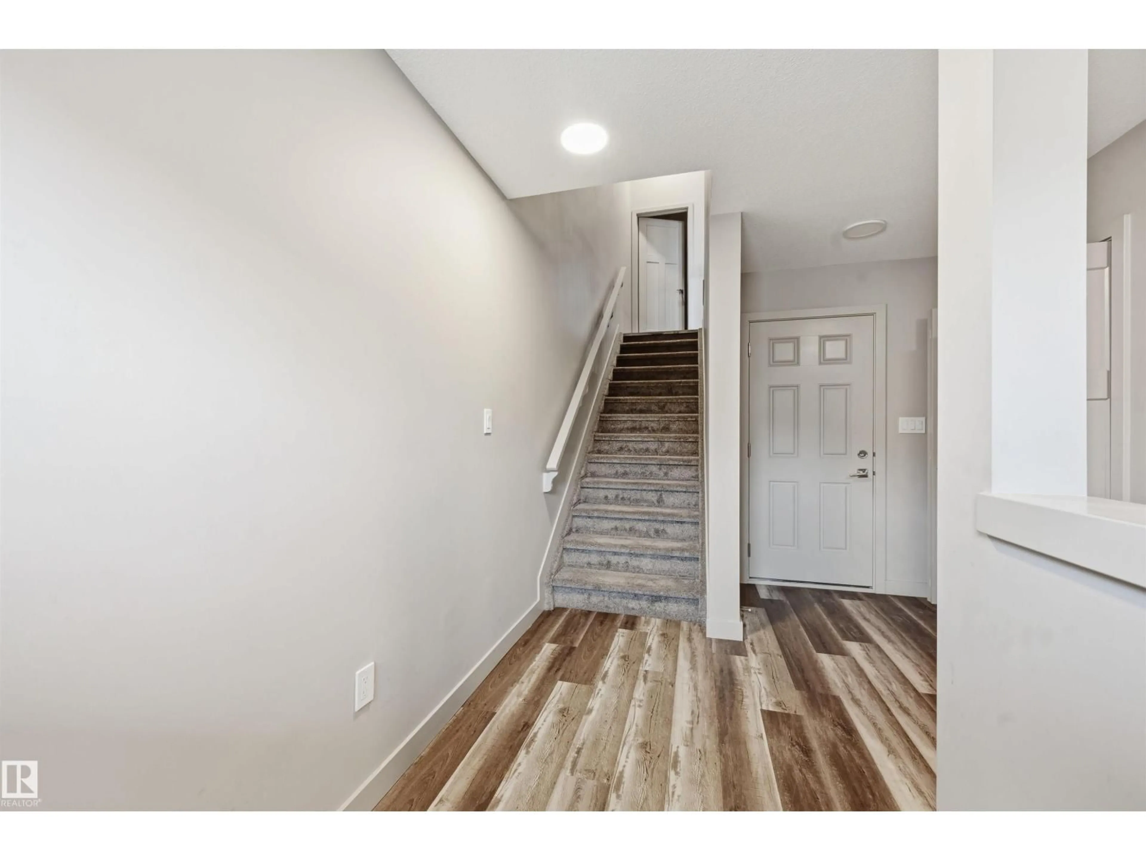 Indoor entryway for 5 - 17635 58 ST, Edmonton Alberta T5Y4C2
