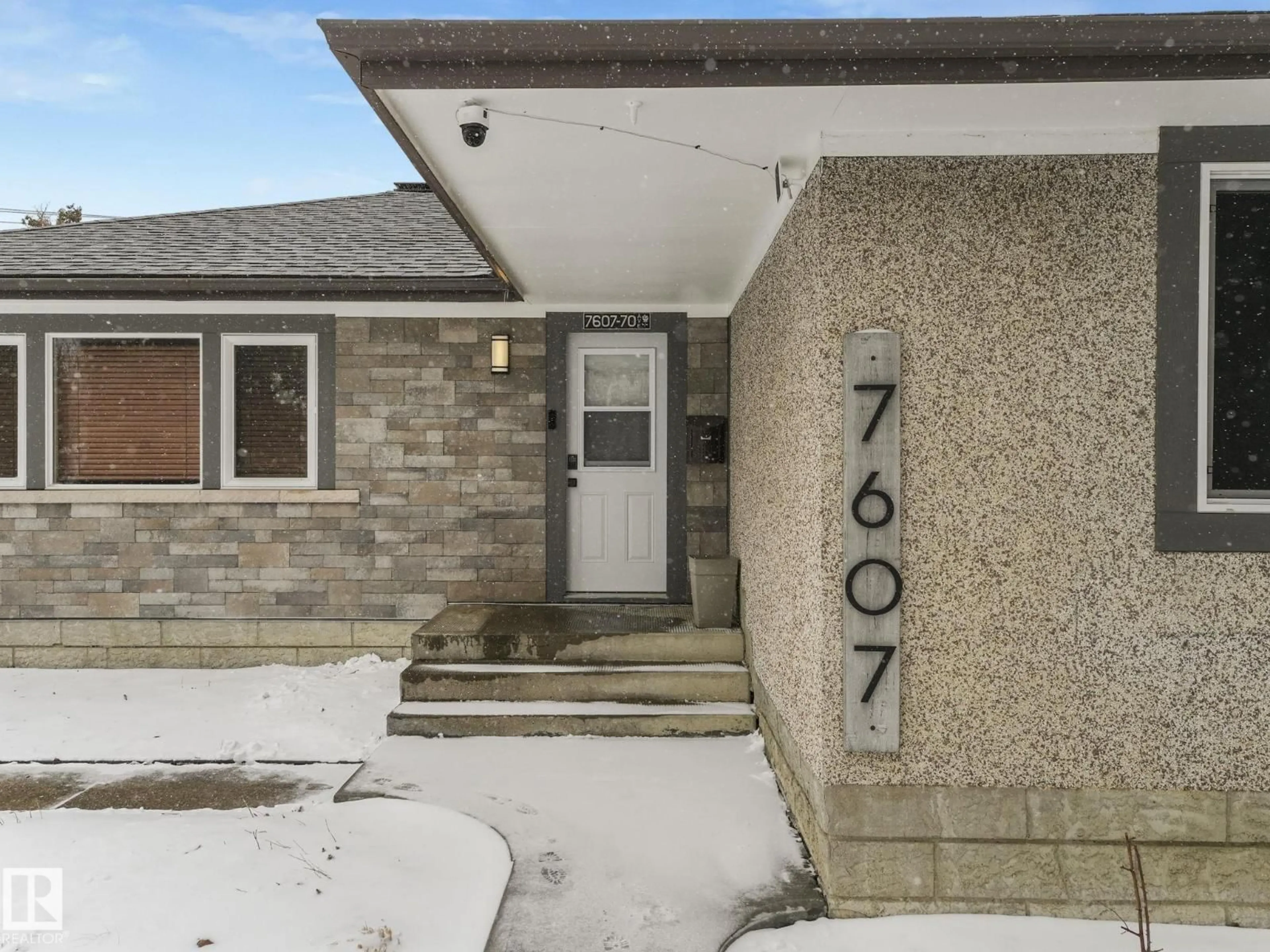 Indoor entryway for 7607 70 AV, Edmonton Alberta T6C0A3