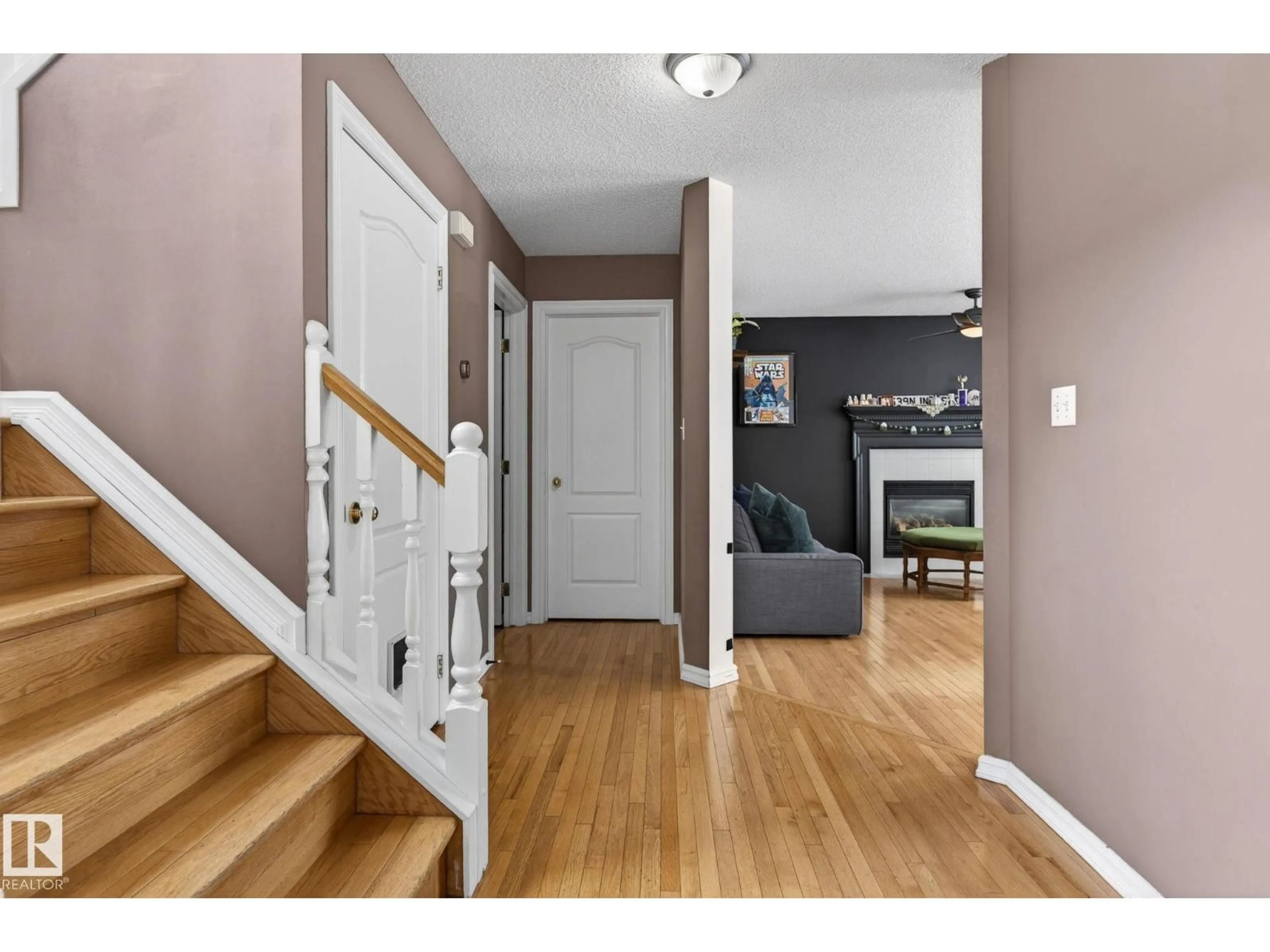 Indoor entryway for 24 FORREST PL, Sherwood Park Alberta T8A5Z9