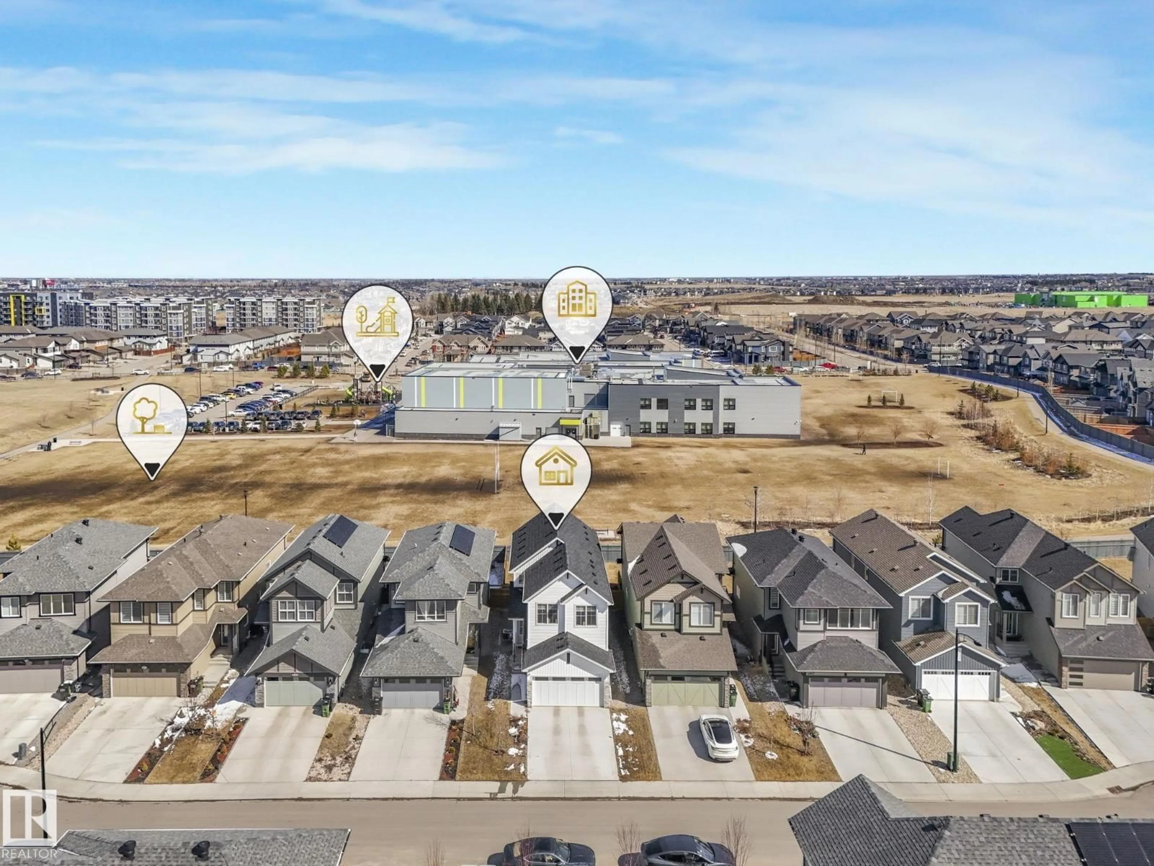 A pic from outside/outdoor area/front of a property/back of a property/a pic from drone, street for 4851 KINNEY RD, Edmonton Alberta T6W5G3