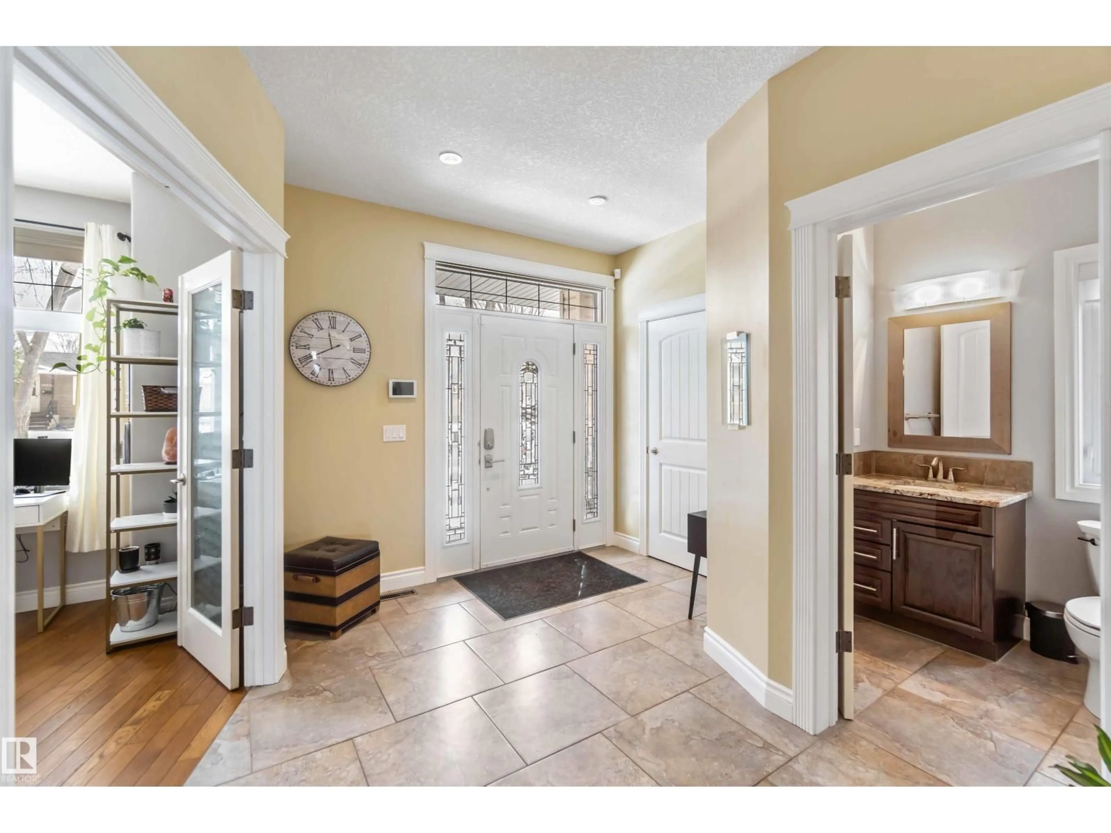 Indoor entryway for 10630 82 ST, Edmonton Alberta T6A3N1