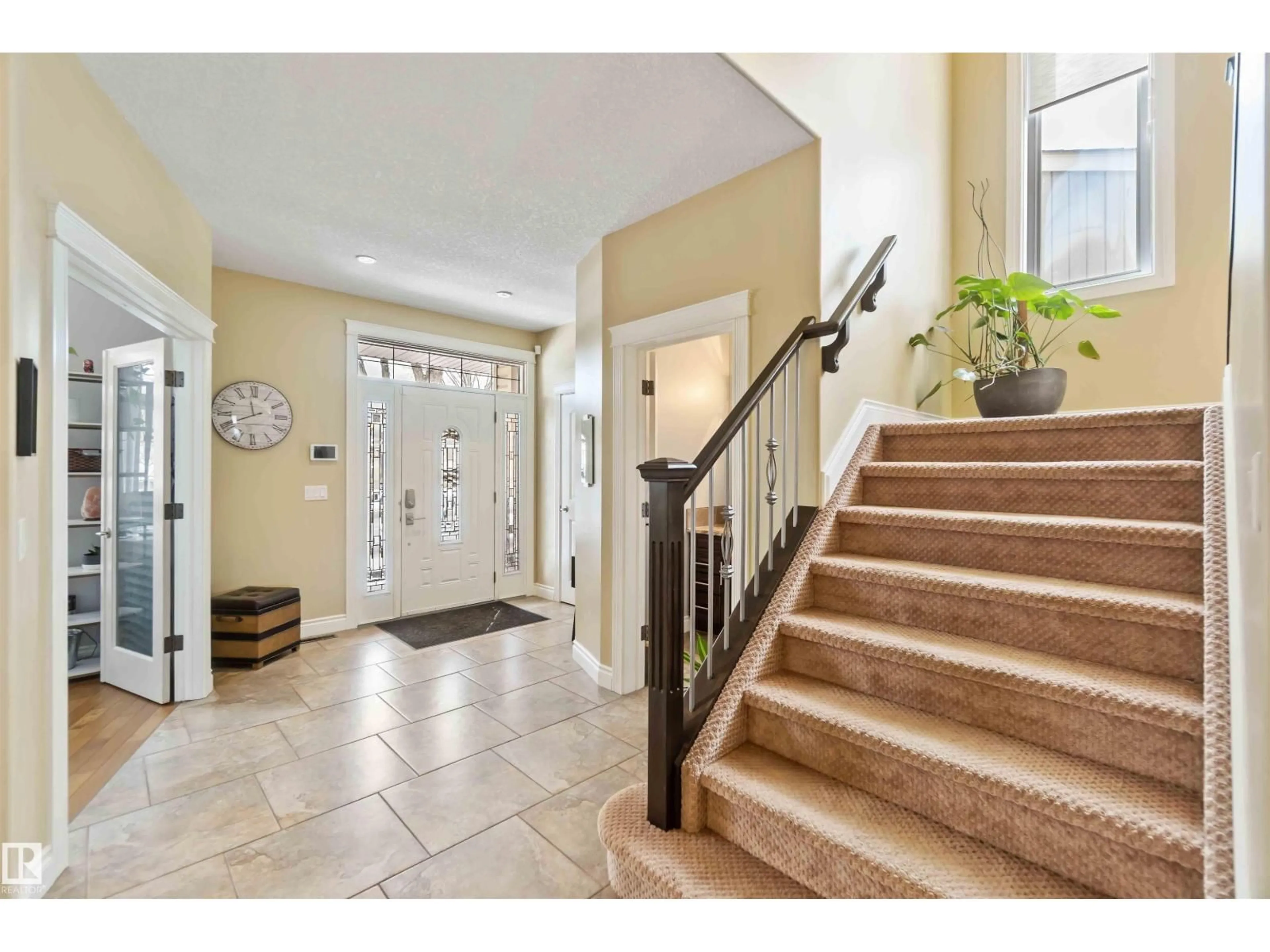 Indoor entryway for 10630 82 ST, Edmonton Alberta T6A3N1