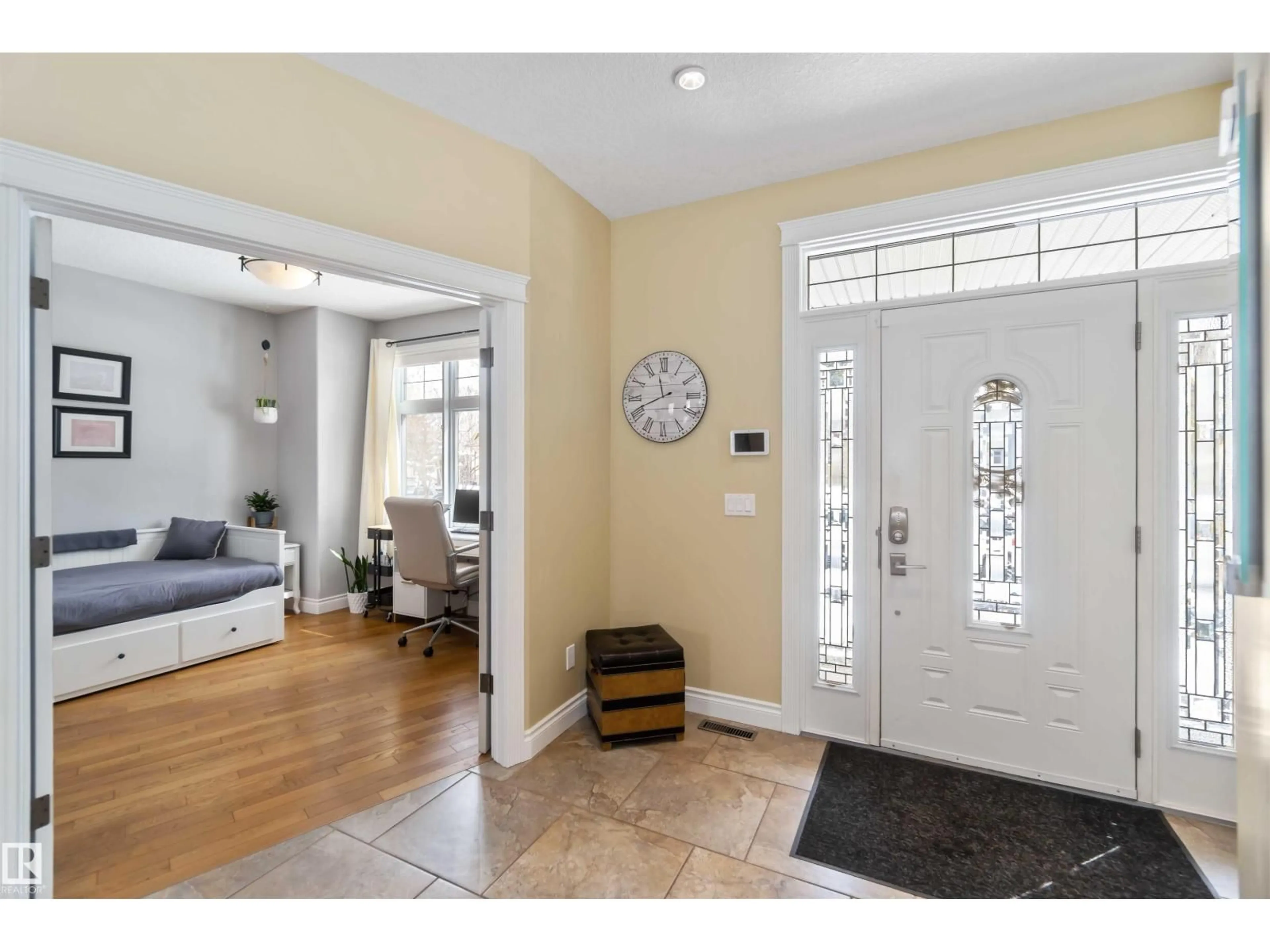 Indoor entryway for 10630 82 ST, Edmonton Alberta T6A3N1
