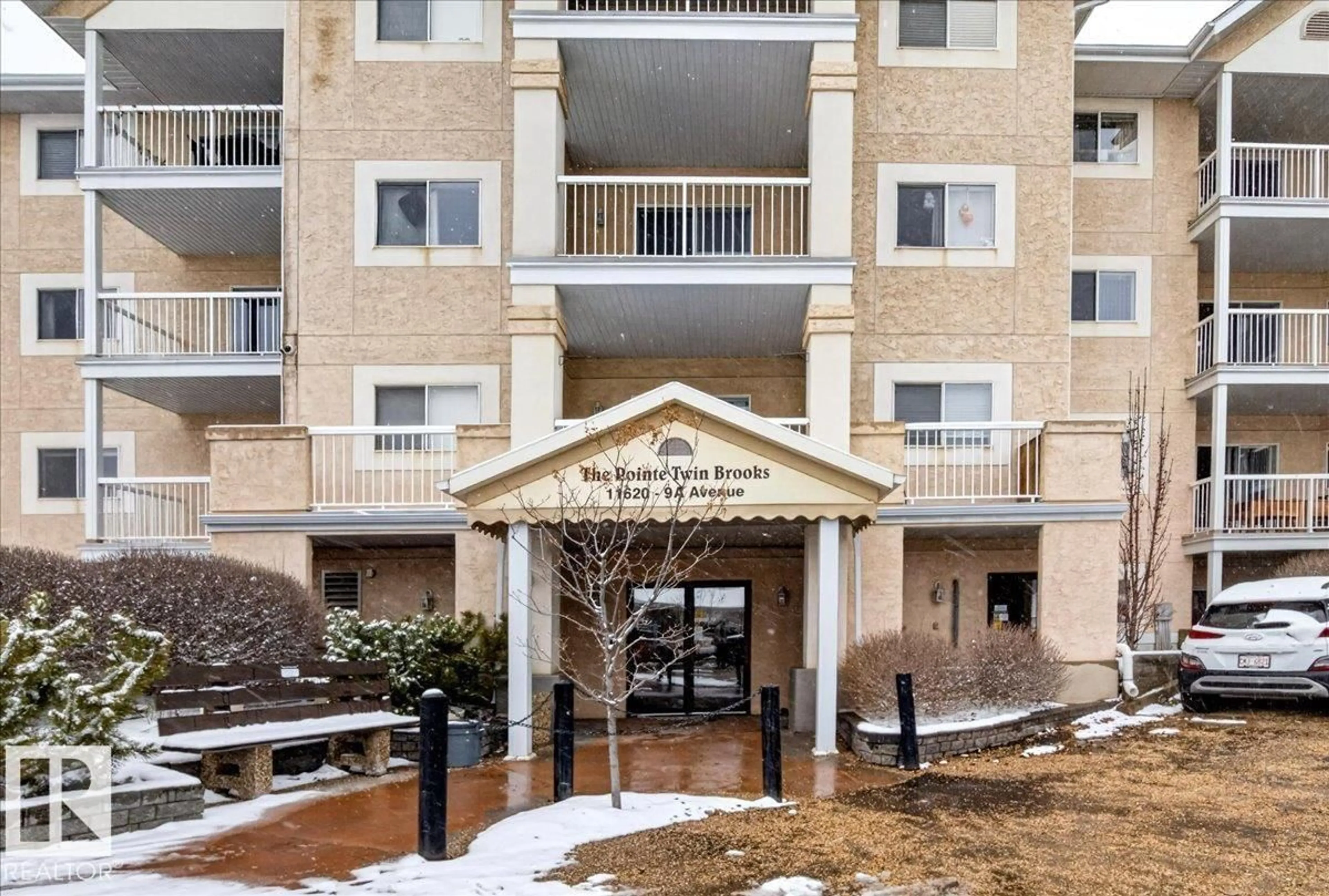 Indoor foyer for 210 - 11620 9A AV NW, Edmonton Alberta T6J7B4