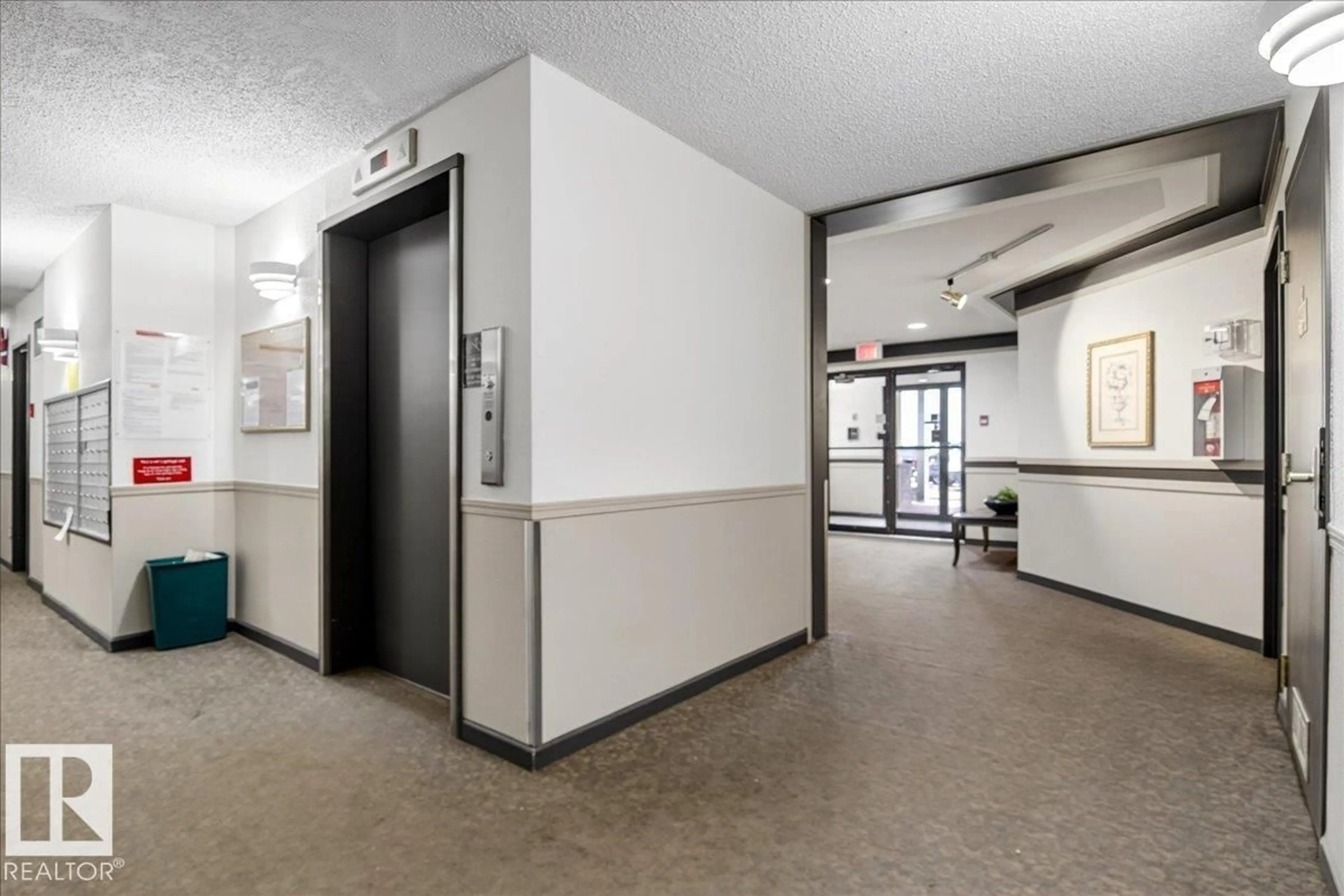 Indoor foyer for 210 - 11620 9A AV NW, Edmonton Alberta T6J7B4