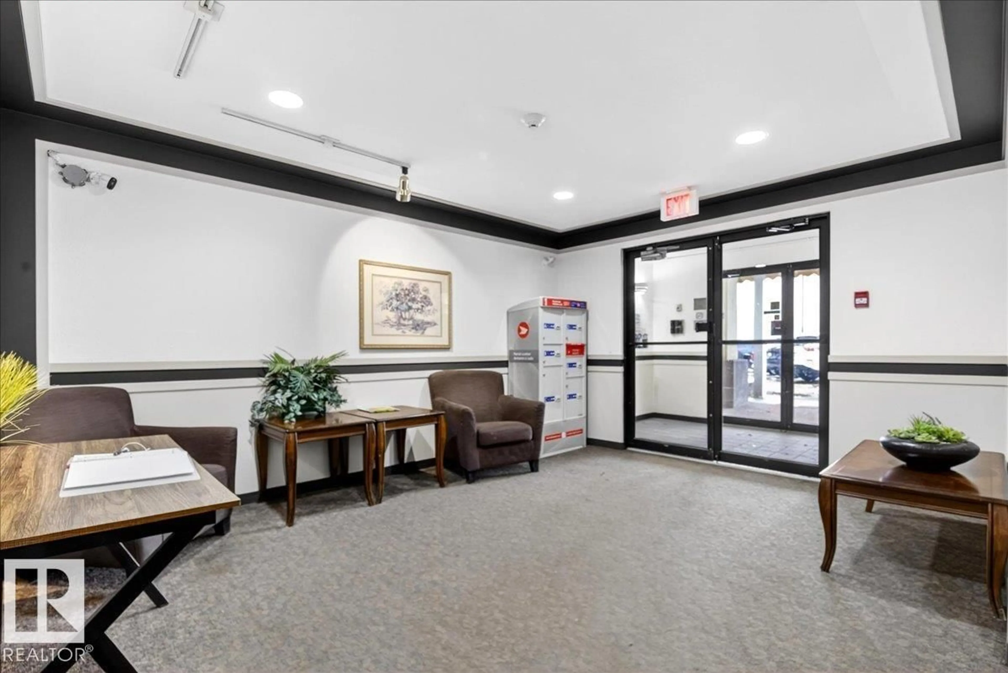 Indoor foyer for 210 - 11620 9A AV NW, Edmonton Alberta T6J7B4